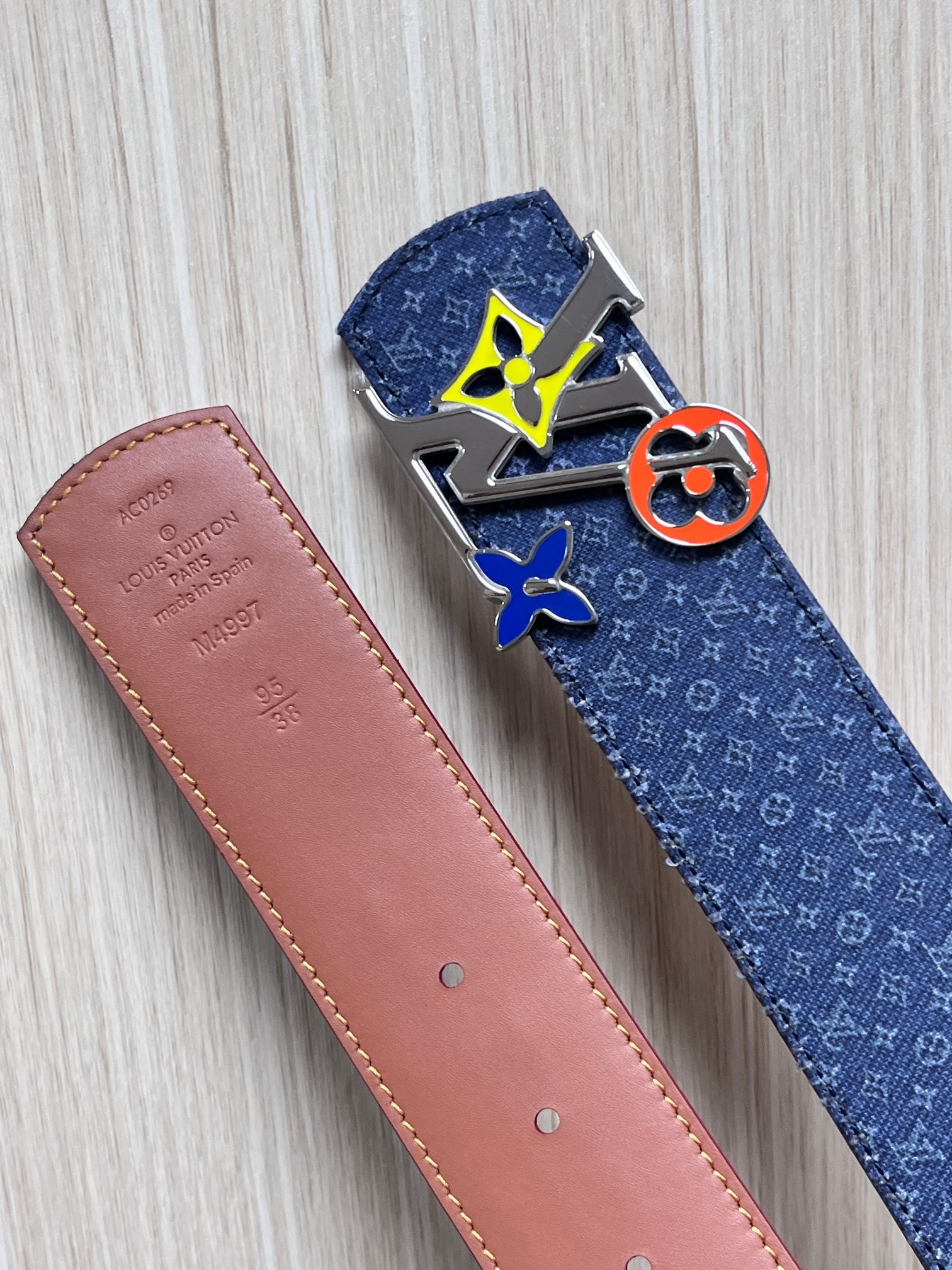 当季新款Monogram丹宁布，经过水洗做旧处理，布满细密的袖珍老花图案，搭配特殊反光工艺，光线照射下会呈现低调的闪耀效