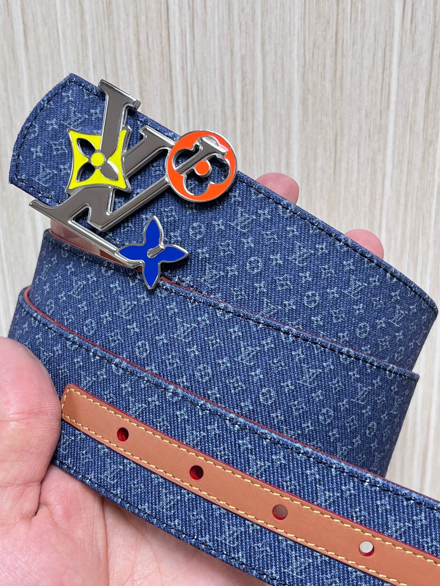 当季新款Monogram丹宁布，经过水洗做旧处理，布满细密的袖珍老花图案，搭配特殊反光工艺，光线照射下会呈现低调的闪耀效
