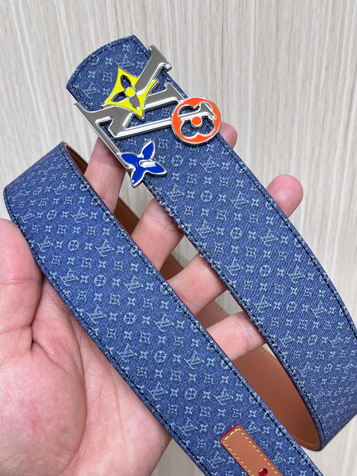 当季新款Monogram丹宁布，经过水洗做旧处理，布满细密的袖珍老花图案，搭配特殊反光工艺，光线照射下会呈现低调的闪耀效