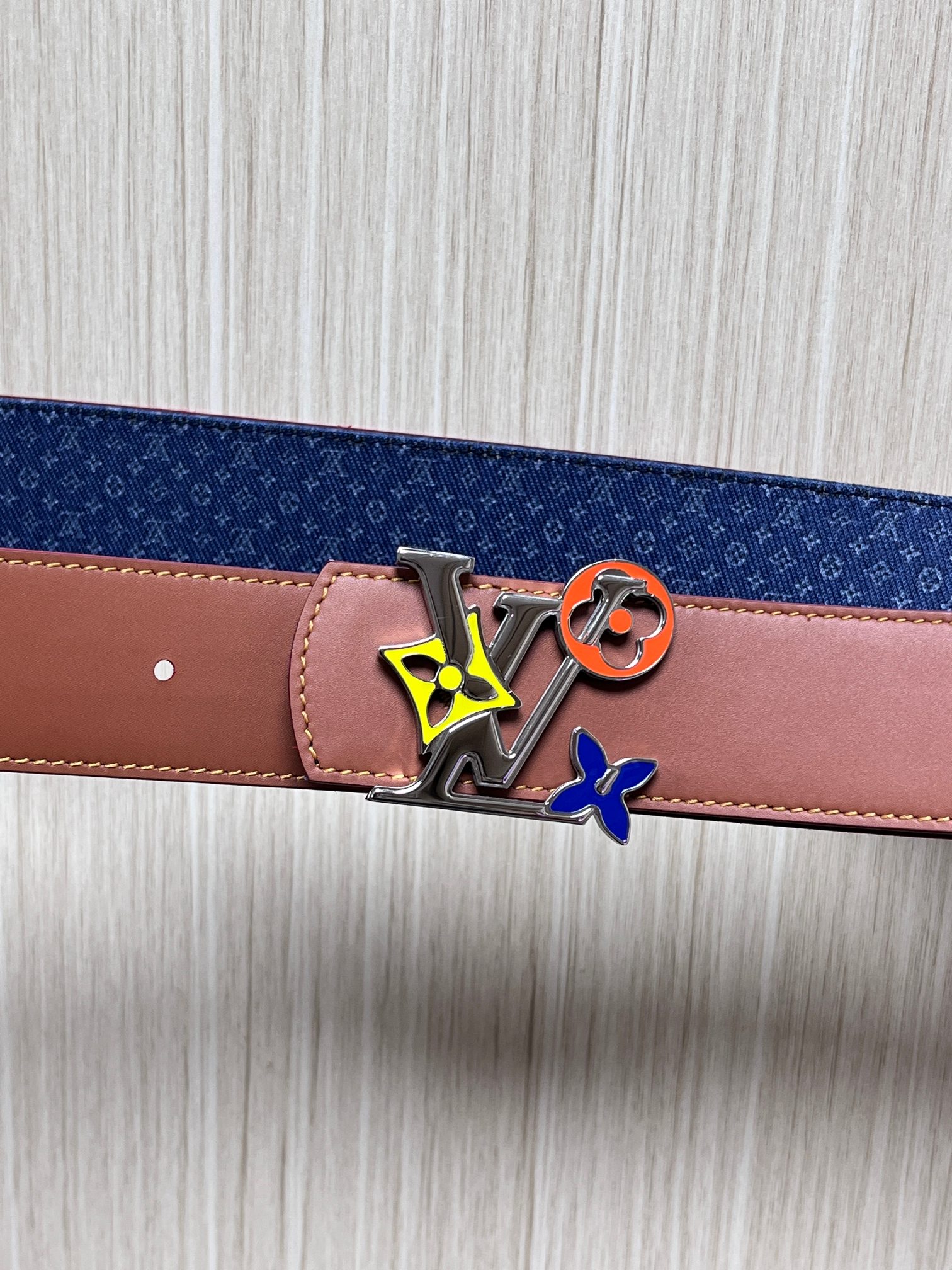 当季新款Monogram丹宁布，经过水洗做旧处理，布满细密的袖珍老花图案，搭配特殊反光工艺，光线照射下会呈现低调的闪耀效
