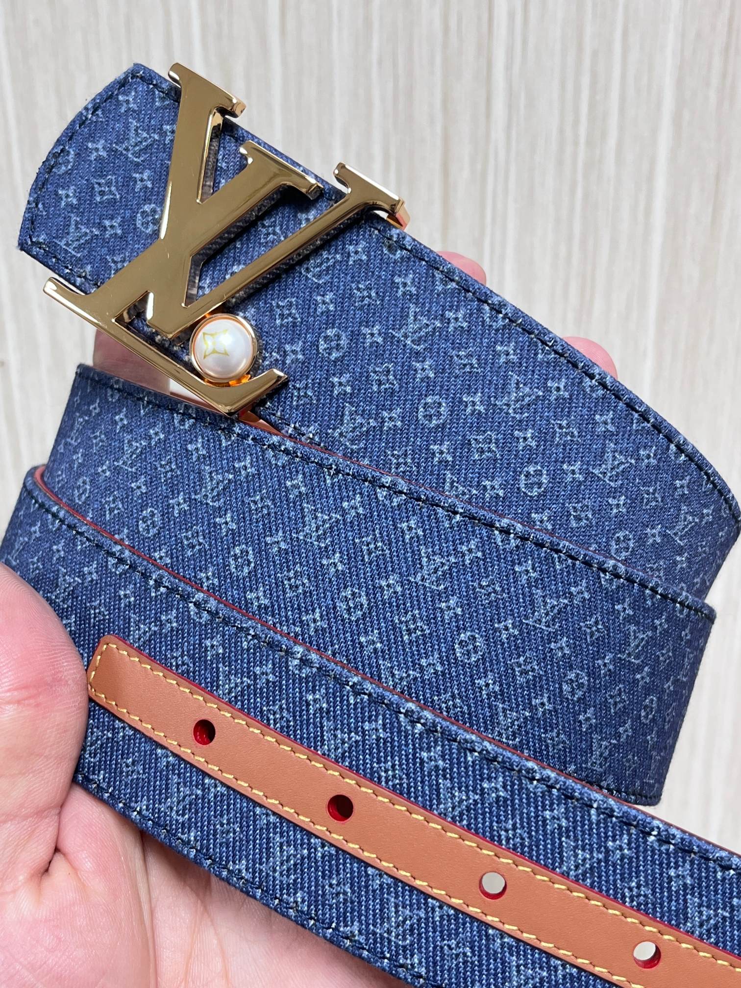 当季新款Monogram丹宁布，经过水洗做旧处理，布满细密的袖珍老花图案，搭配特殊反光工艺，光线照射下会呈现低调的闪耀效