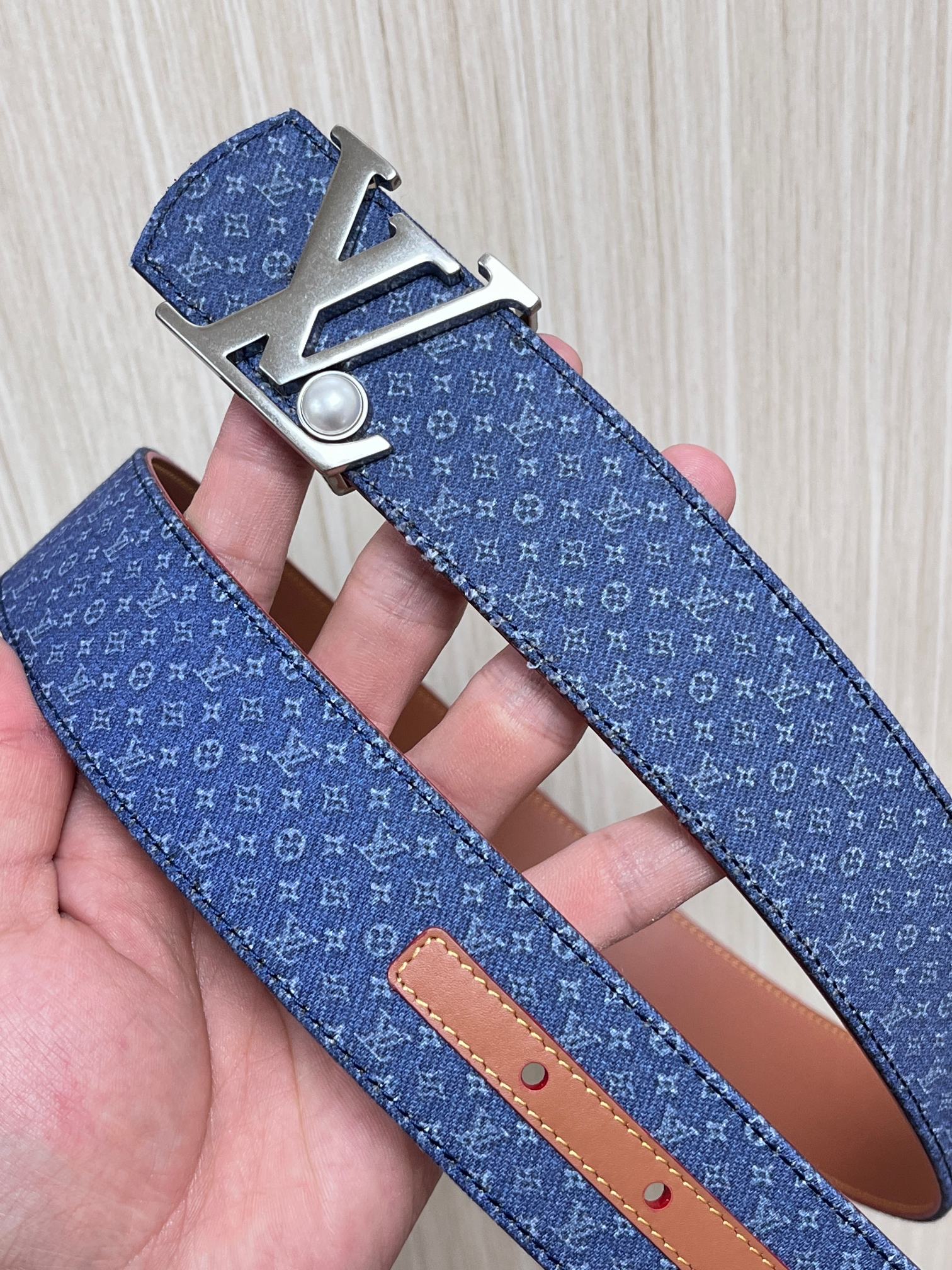 当季新款Monogram丹宁布，经过水洗做旧处理，布满细密的袖珍老花图案，搭配特殊反光工艺，光线照射下会呈现低调的闪耀效