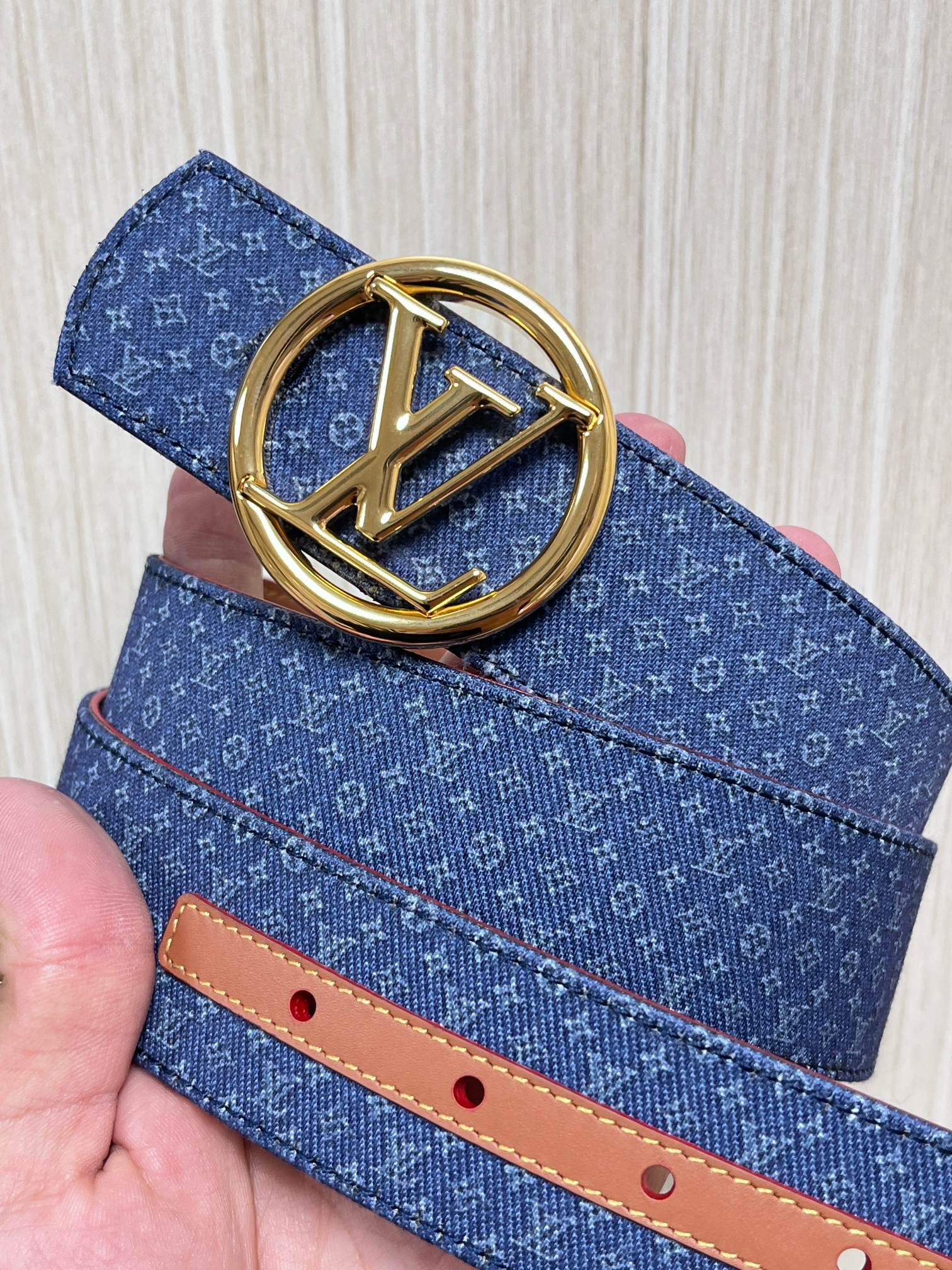当季新款Monogram丹宁布，经过水洗做旧处理，布满细密的袖珍老花图案，搭配特殊反光工艺，光线照射下会呈现低调的闪耀效
