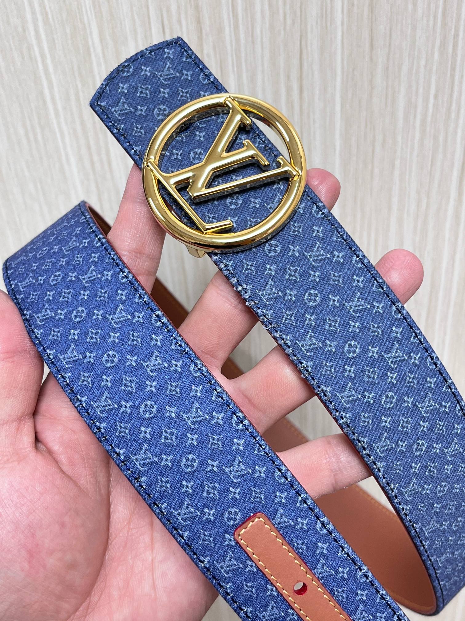 当季新款Monogram丹宁布，经过水洗做旧处理，布满细密的袖珍老花图案，搭配特殊反光工艺，光线照射下会呈现低调的闪耀效