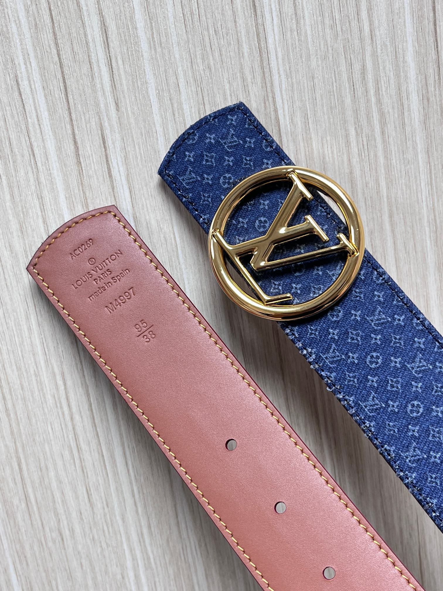 当季新款Monogram丹宁布，经过水洗做旧处理，布满细密的袖珍老花图案，搭配特殊反光工艺，光线照射下会呈现低调的闪耀效