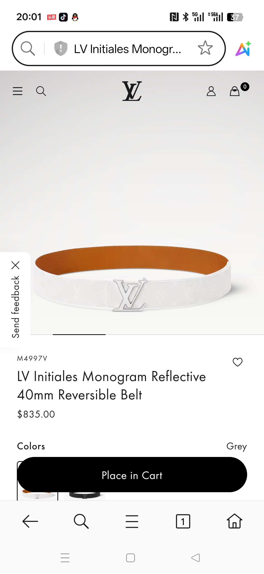 当季新款正面：Monogram涂层帆布，带有特殊反光处理，LV经典老花标识在光线照射下会呈现低调的闪耀效果，图中为白棕配