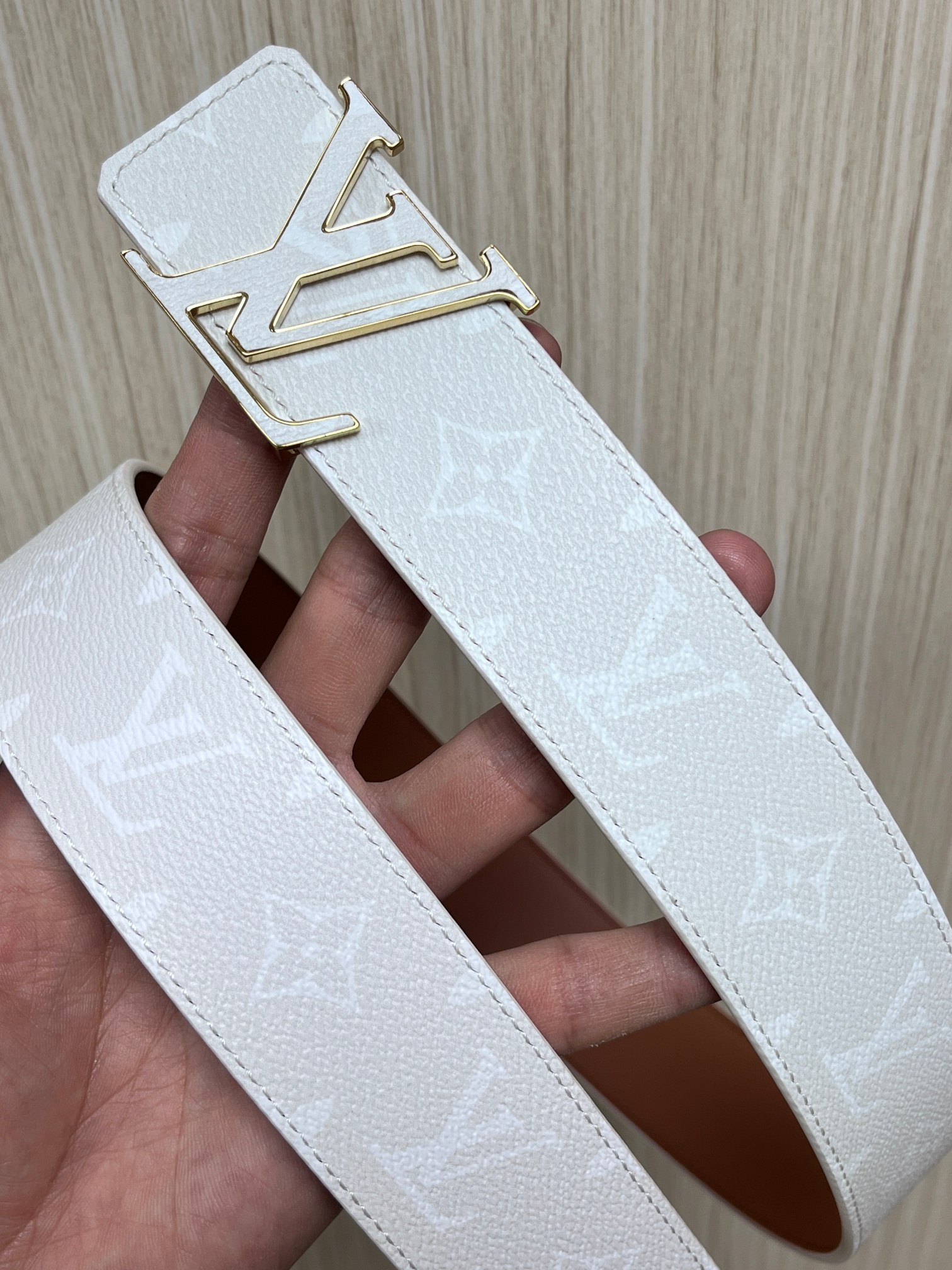 当季新款正面：Monogram涂层帆布，带有特殊反光处理，LV经典老花标识在光线照射下会呈现低调的闪耀效果，图中为白棕配