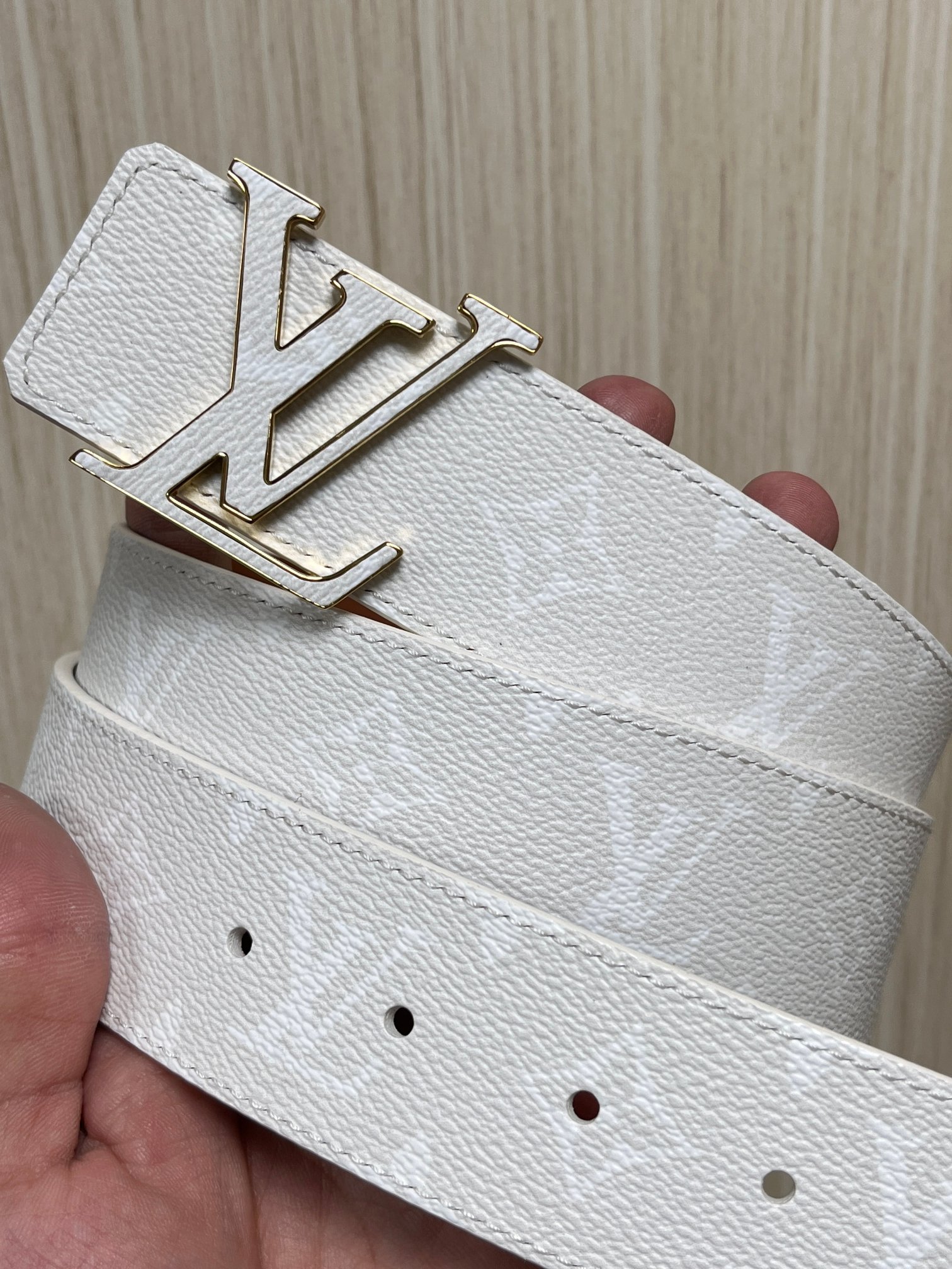 当季新款正面：Monogram涂层帆布，带有特殊反光处理，LV经典老花标识在光线照射下会呈现低调的闪耀效果，图中为白棕配