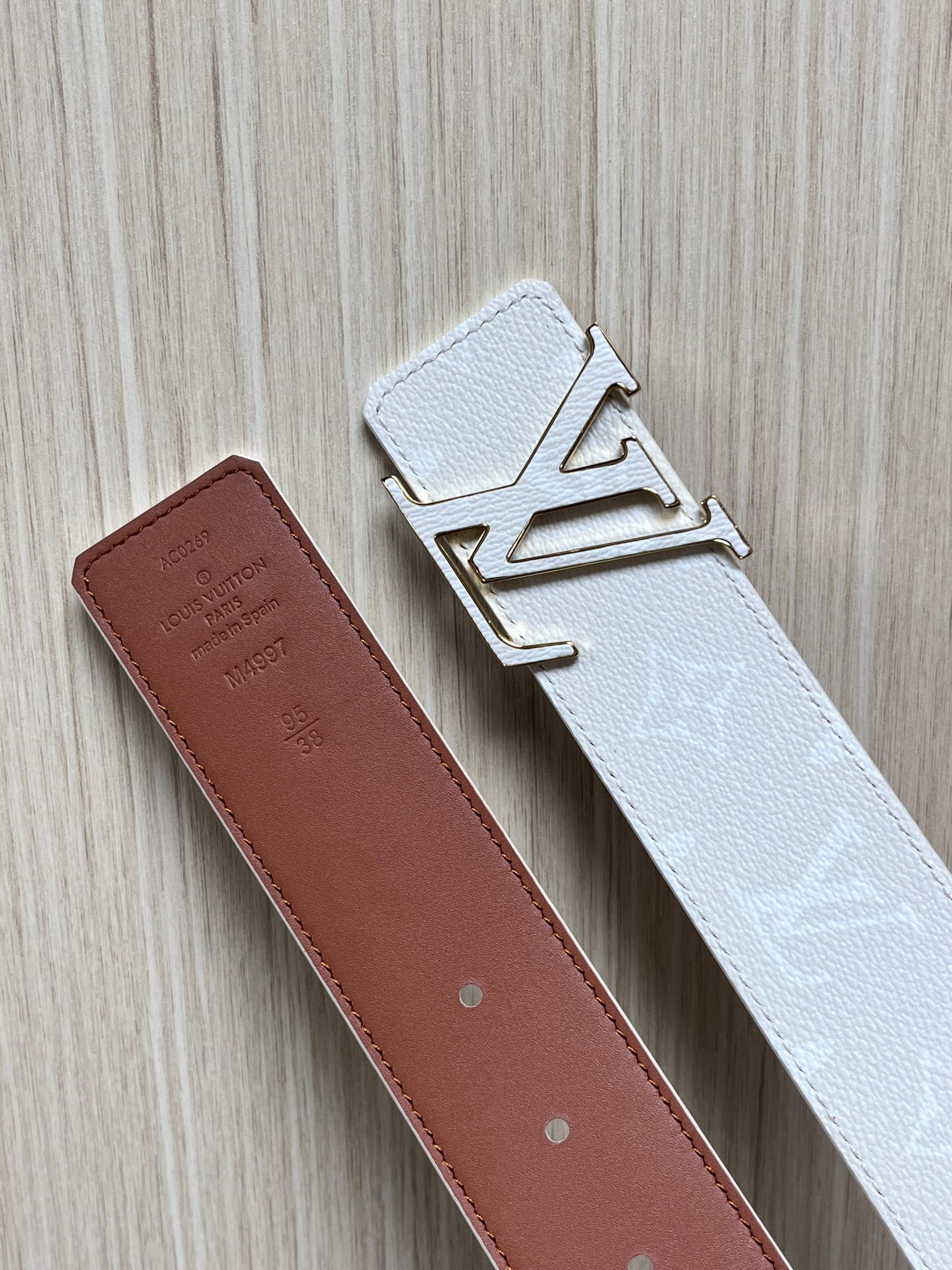 当季新款正面：Monogram涂层帆布，带有特殊反光处理，LV经典老花标识在光线照射下会呈现低调的闪耀效果，图中为白棕配