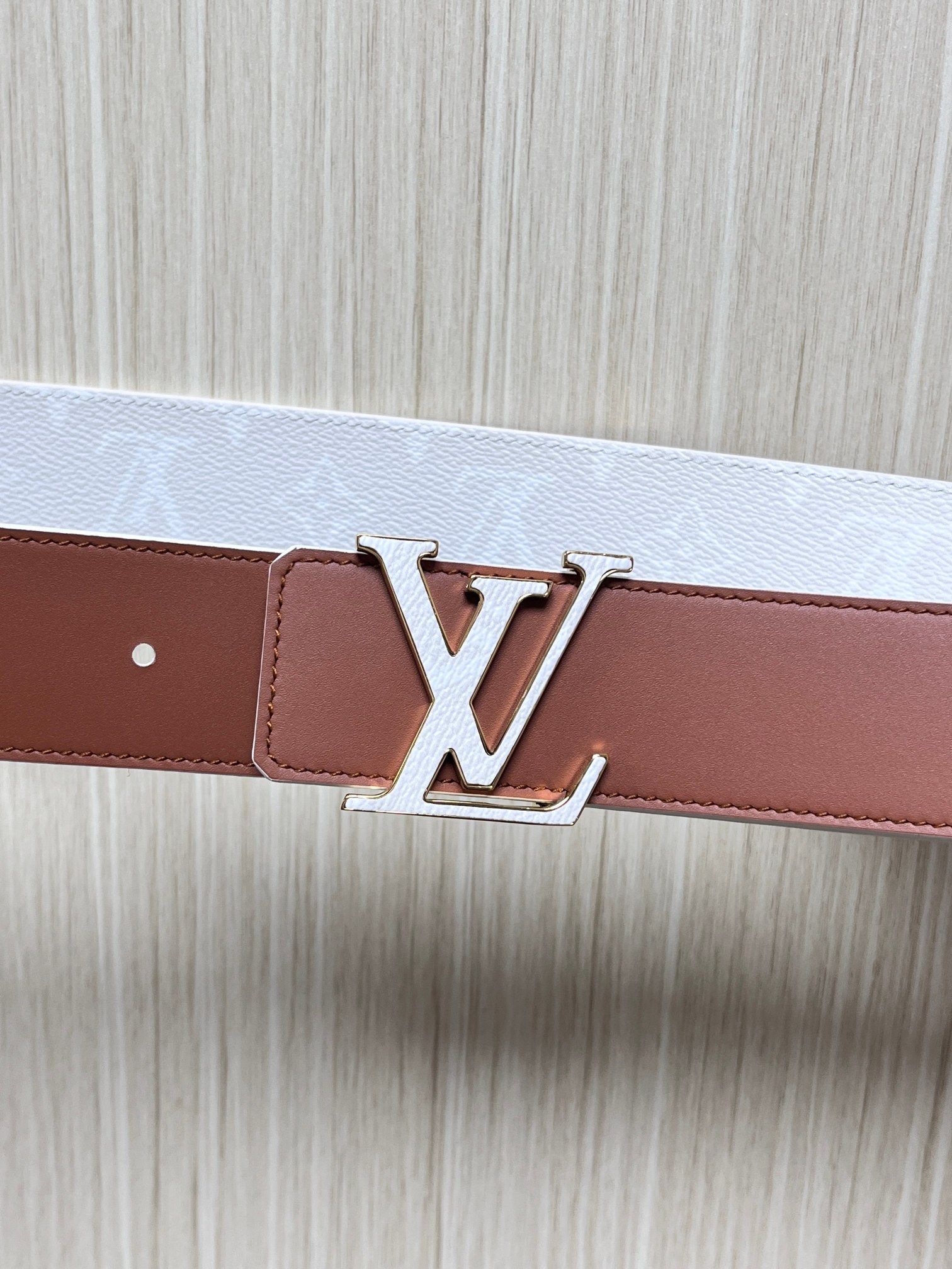 当季新款正面：Monogram涂层帆布，带有特殊反光处理，LV经典老花标识在光线照射下会呈现低调的闪耀效果，图中为白棕配