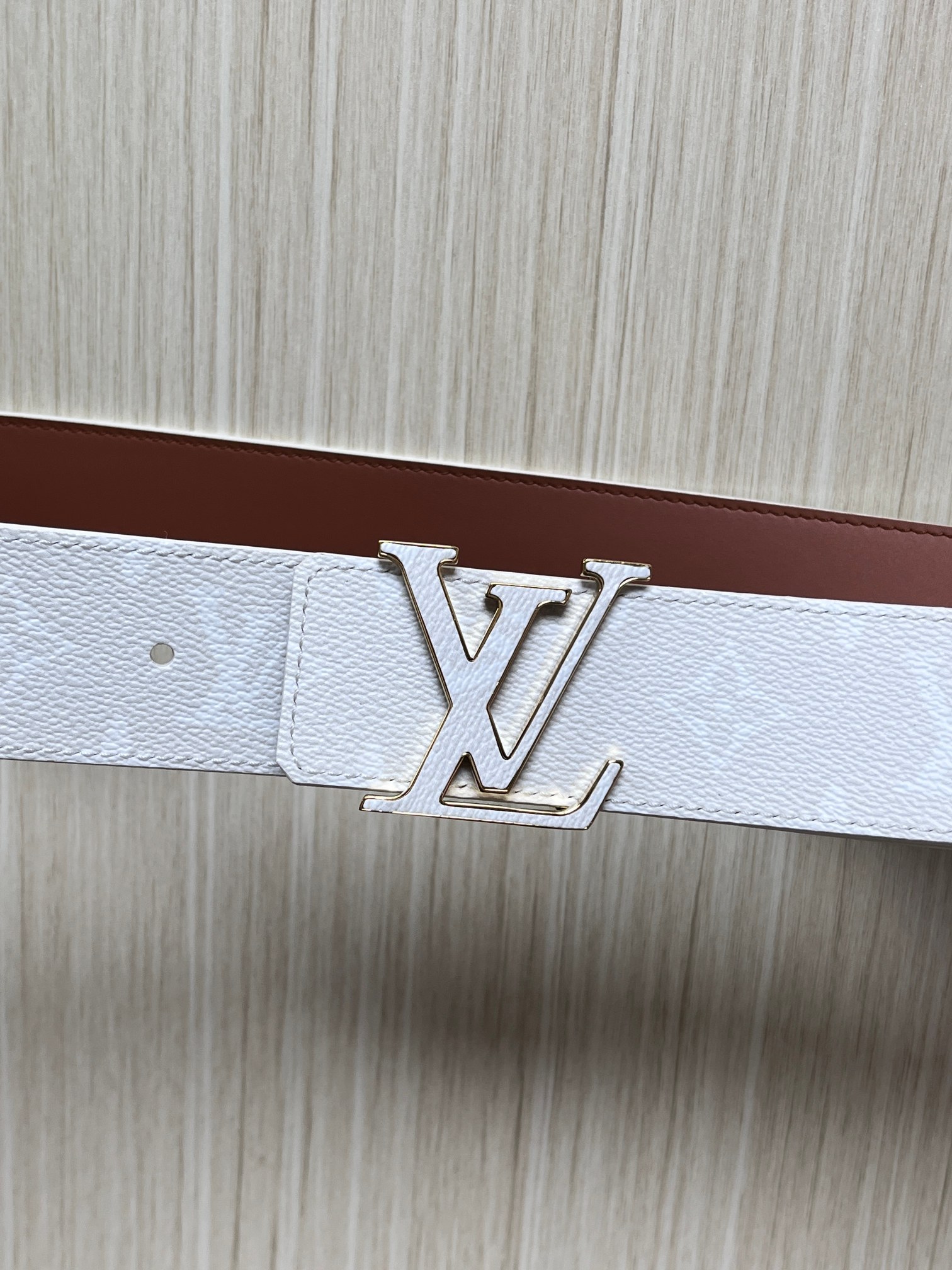 当季新款正面：Monogram涂层帆布，带有特殊反光处理，LV经典老花标识在光线照射下会呈现低调的闪耀效果，图中为白棕配