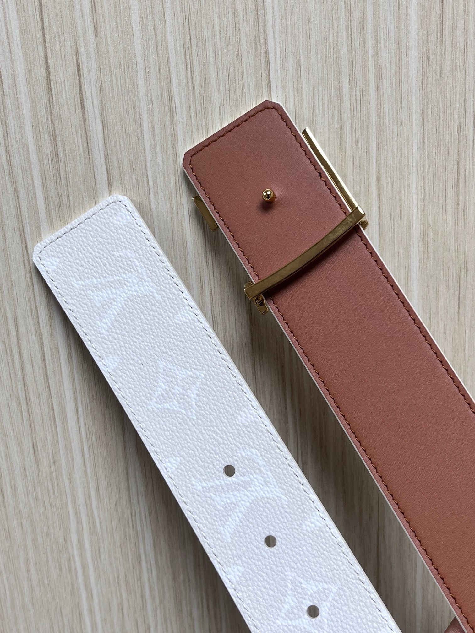 当季新款正面：Monogram涂层帆布，带有特殊反光处理，LV经典老花标识在光线照射下会呈现低调的闪耀效果，图中为白棕配