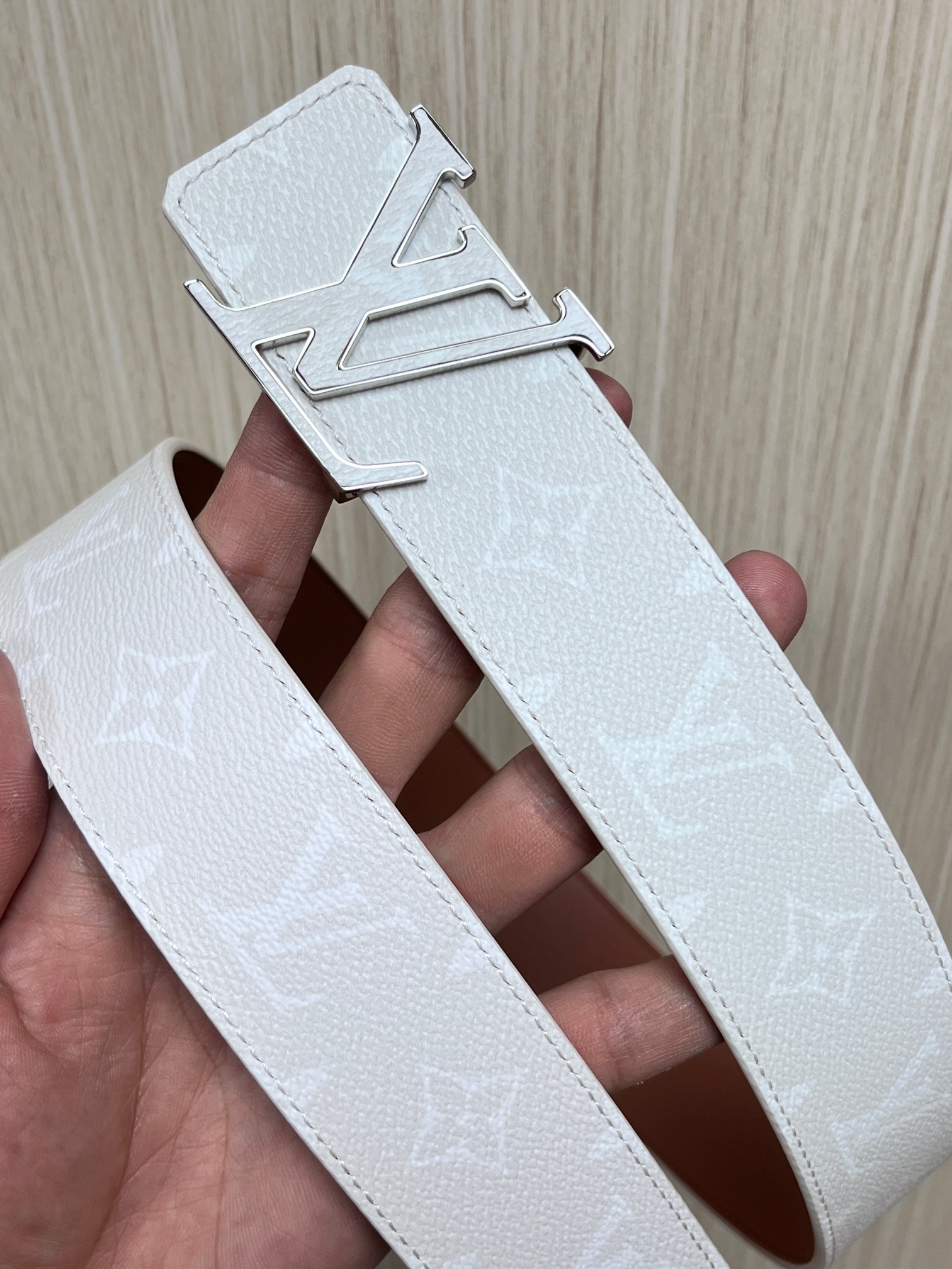 当季新款正面：Monogram涂层帆布，带有特殊反光处理，LV经典老花标识在光线照射下会呈现低调的闪耀效果，图中为白棕配