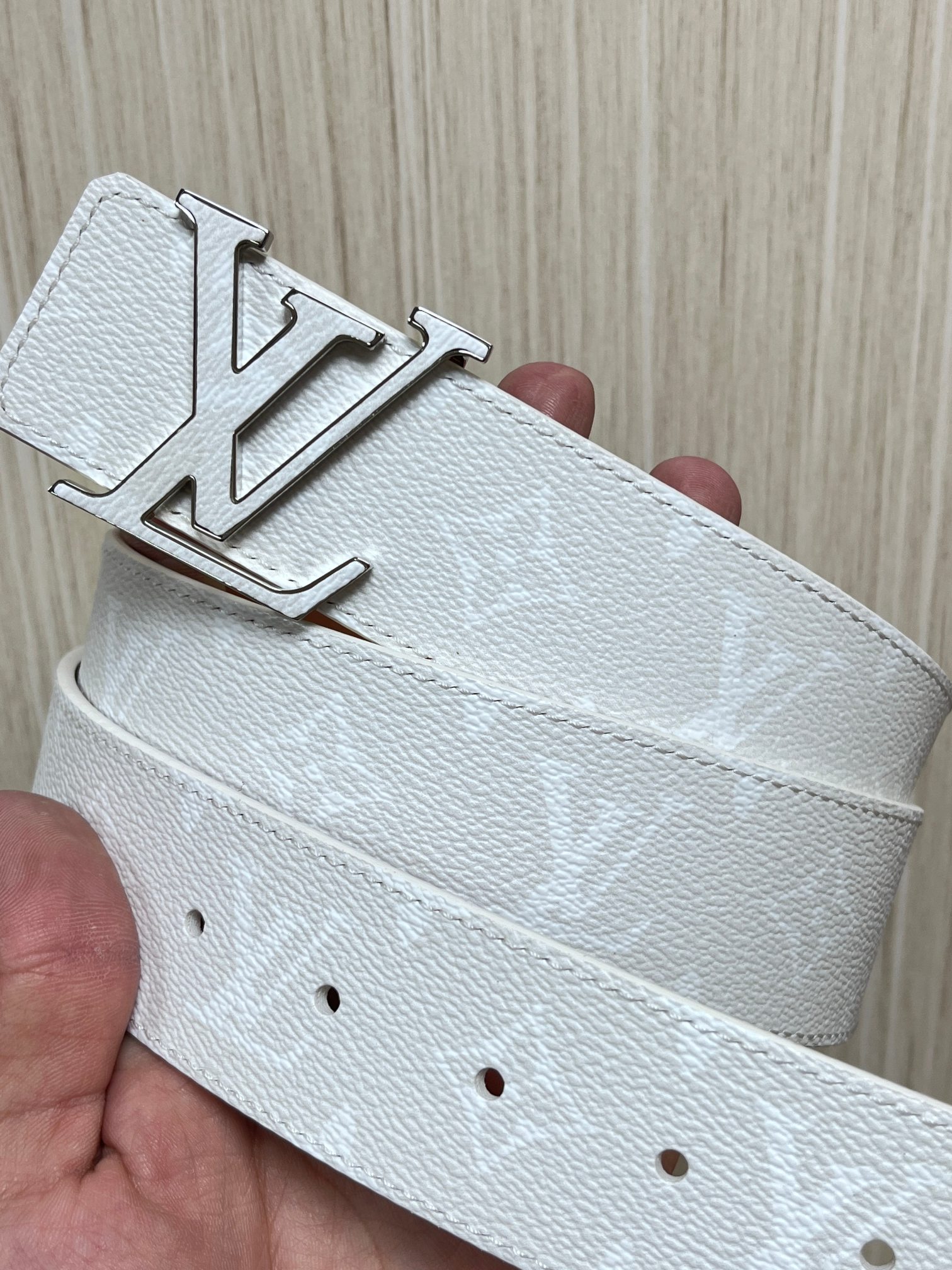 当季新款正面：Monogram涂层帆布，带有特殊反光处理，LV经典老花标识在光线照射下会呈现低调的闪耀效果，图中为白棕配