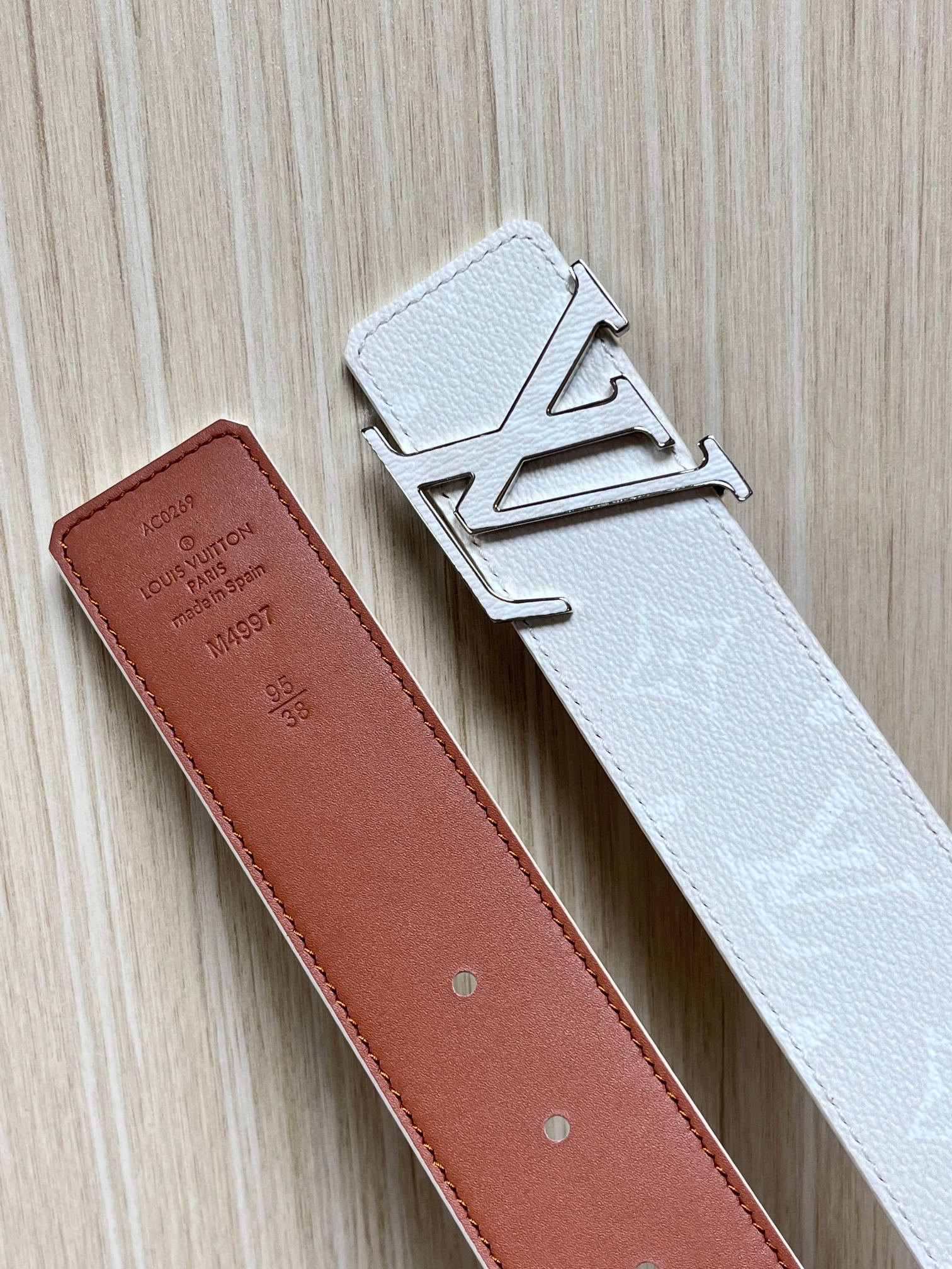 当季新款正面：Monogram涂层帆布，带有特殊反光处理，LV经典老花标识在光线照射下会呈现低调的闪耀效果，图中为白棕配