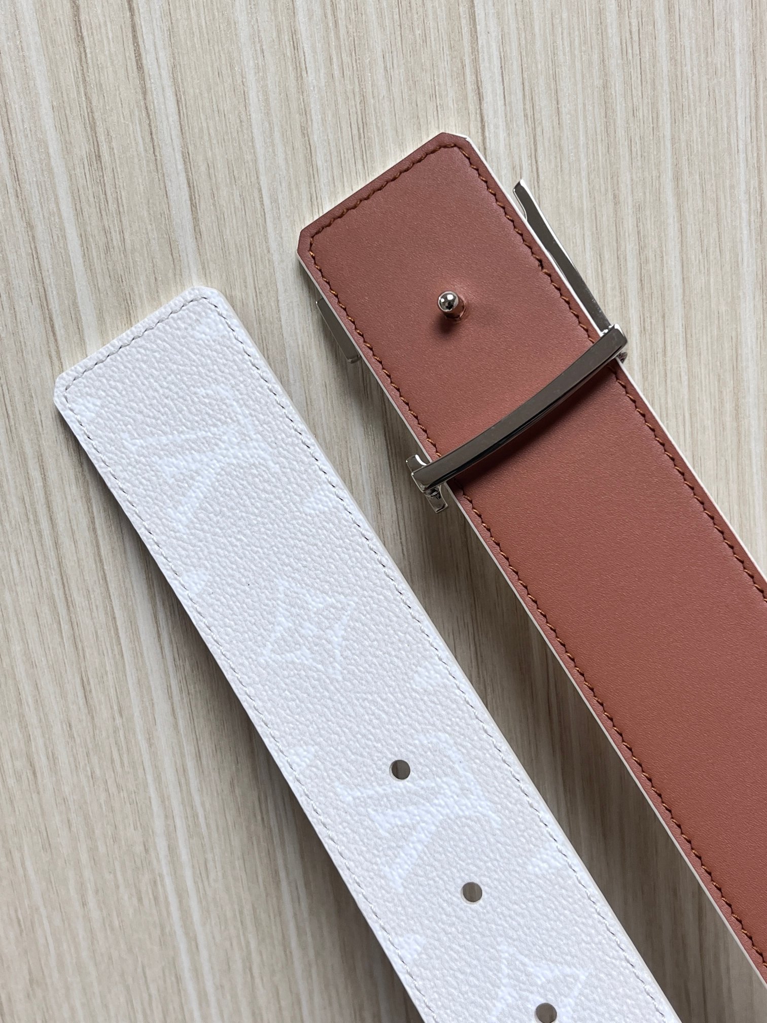 当季新款正面：Monogram涂层帆布，带有特殊反光处理，LV经典老花标识在光线照射下会呈现低调的闪耀效果，图中为白棕配