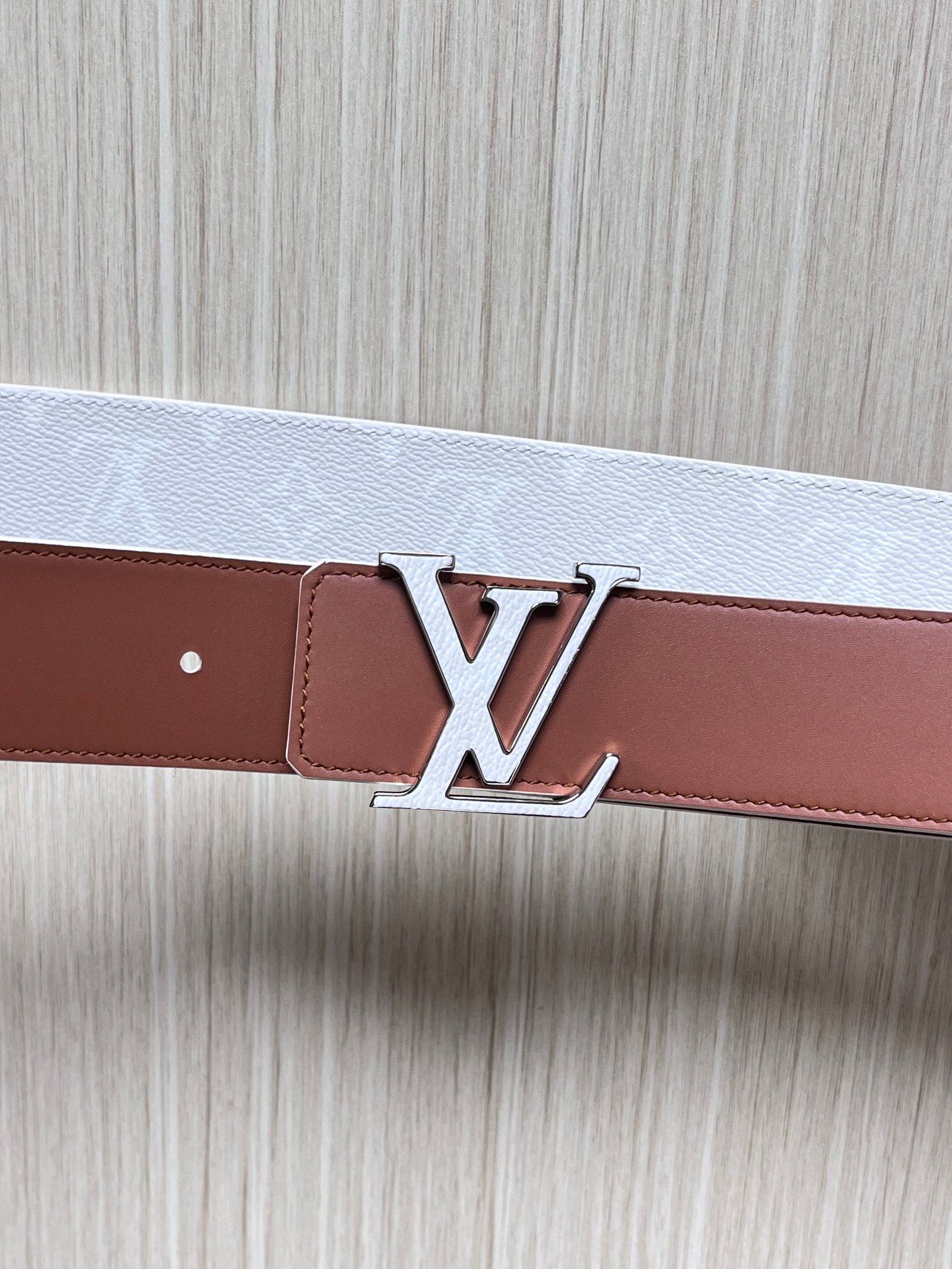当季新款正面：Monogram涂层帆布，带有特殊反光处理，LV经典老花标识在光线照射下会呈现低调的闪耀效果，图中为白棕配