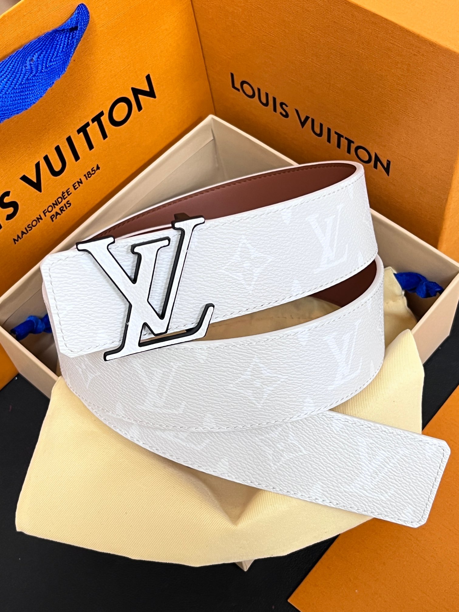 当季新款正面：Monogram涂层帆布，带有特殊反光处理，LV经典老花标识在光线照射下会呈现低调的闪耀效果，图中为白棕配