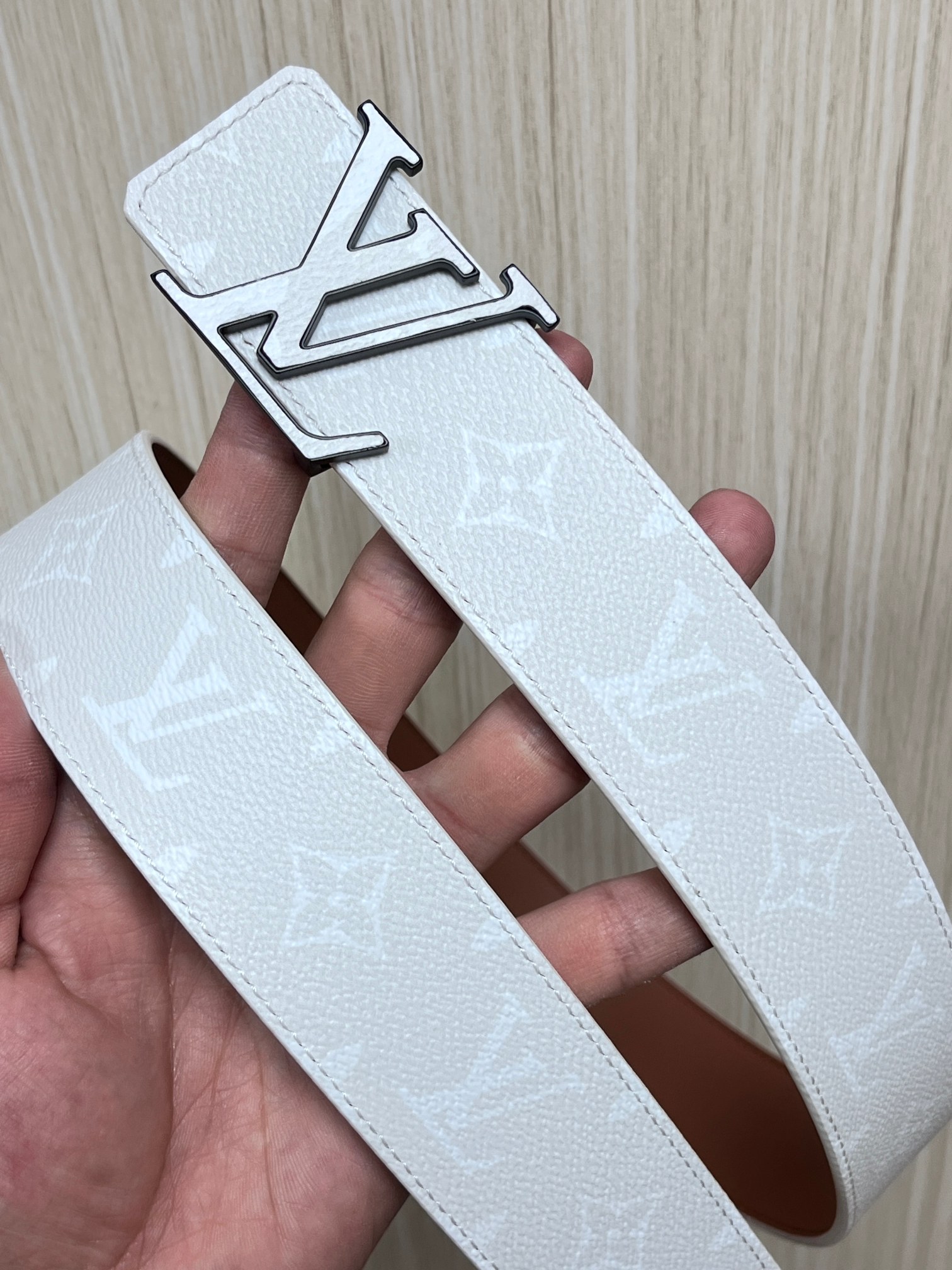 当季新款正面：Monogram涂层帆布，带有特殊反光处理，LV经典老花标识在光线照射下会呈现低调的闪耀效果，图中为白棕配
