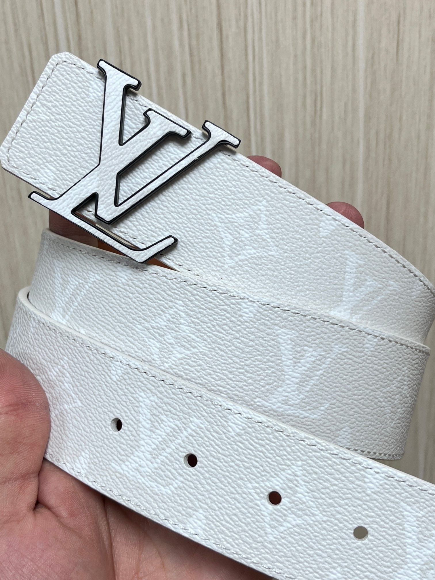 当季新款正面：Monogram涂层帆布，带有特殊反光处理，LV经典老花标识在光线照射下会呈现低调的闪耀效果，图中为白棕配