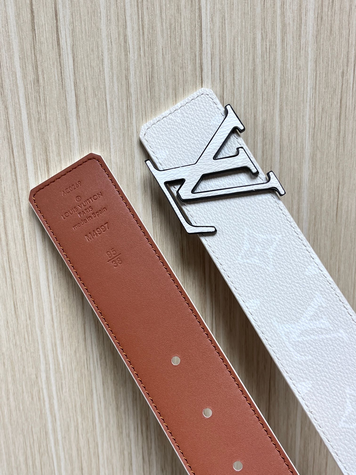 当季新款正面：Monogram涂层帆布，带有特殊反光处理，LV经典老花标识在光线照射下会呈现低调的闪耀效果，图中为白棕配