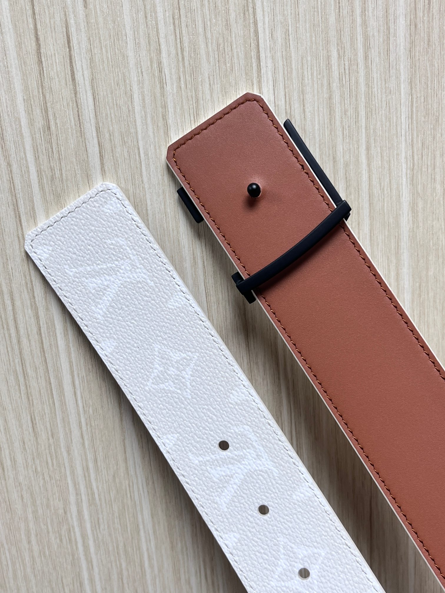 当季新款正面：Monogram涂层帆布，带有特殊反光处理，LV经典老花标识在光线照射下会呈现低调的闪耀效果，图中为白棕配