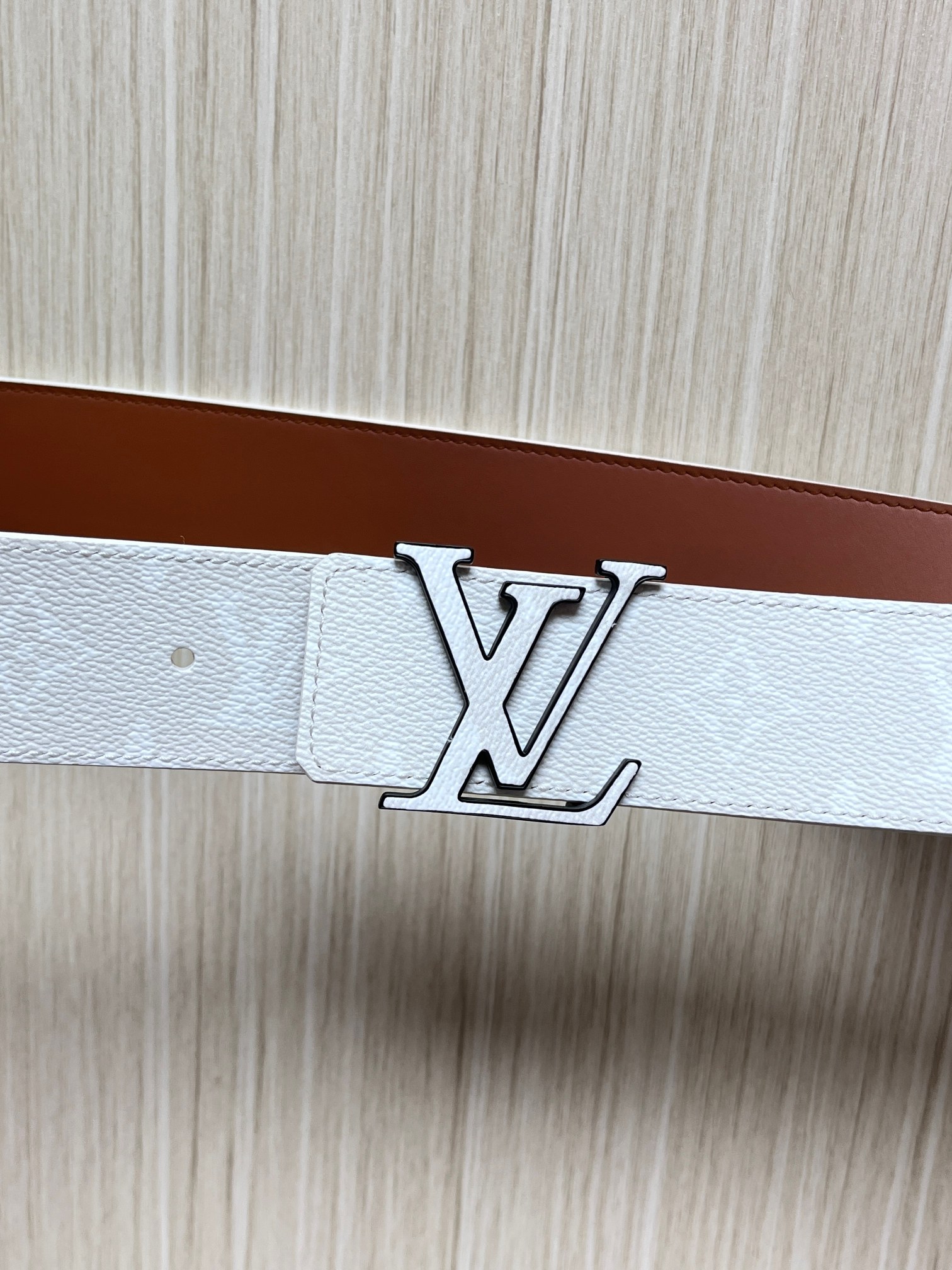 当季新款正面：Monogram涂层帆布，带有特殊反光处理，LV经典老花标识在光线照射下会呈现低调的闪耀效果，图中为白棕配