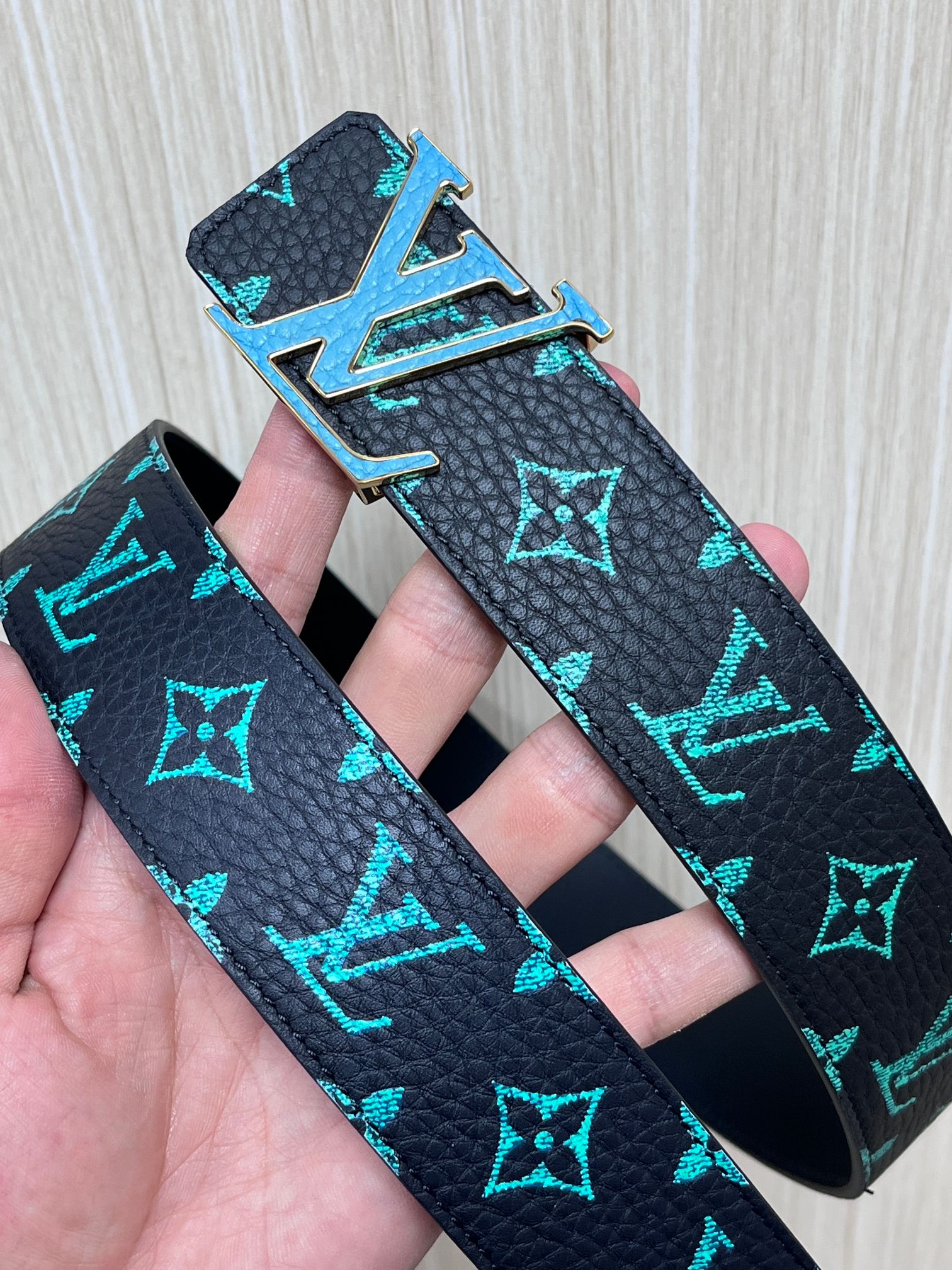 当季新款,正面:黑色底搭配荧光薄荷绿Monogram老花, 反面:纯黑色平滑牛皮,支持双面切换佩戴。荔 同色系蓝绿色LV 当季新款,正面:黑色底搭配荧光薄荷绿Monogram老花, 反面:纯黑色平滑牛皮,支持双面切换佩戴。荔 同色系蓝绿色LV
