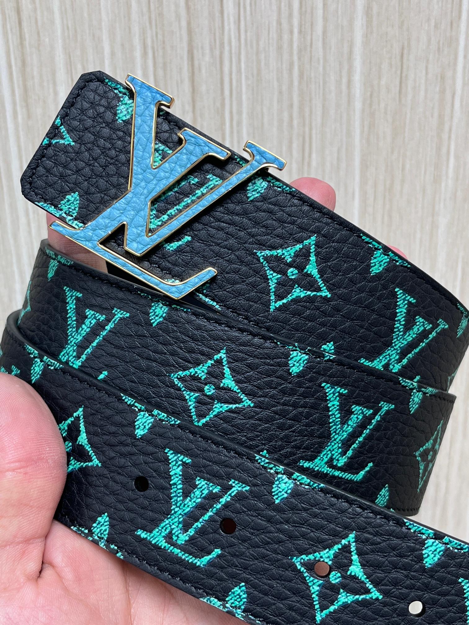 当季新款,正面:黑色底搭配荧光薄荷绿Monogram老花, 反面:纯黑色平滑牛皮,支持双面切换佩戴。荔 同色系蓝绿色LV 当季新款,正面:黑色底搭配荧光薄荷绿Monogram老花, 反面:纯黑色平滑牛皮,支持双面切换佩戴。荔 同色系蓝绿色LV