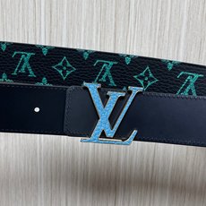 当季新款,正面:黑色底搭配荧光薄荷绿Monogram老花, 反面:纯黑色平滑牛皮,支持双面切换佩戴。荔 同色系蓝绿色LV 当季新款,正面:黑色底搭配荧光薄荷绿Monogram老花, 反面:纯黑色平滑牛皮,支持双面切换佩戴。荔 同色系蓝绿色LV