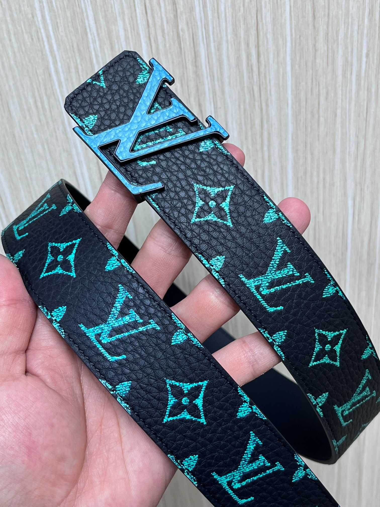 当季新款,正面:黑色底搭配荧光薄荷绿Monogram老花, 反面:纯黑色平滑牛皮,支持双面切换佩戴。荔 同色系蓝绿色LV 当季新款,正面:黑色底搭配荧光薄荷绿Monogram老花, 反面:纯黑色平滑牛皮,支持双面切换佩戴。荔 同色系蓝绿色LV