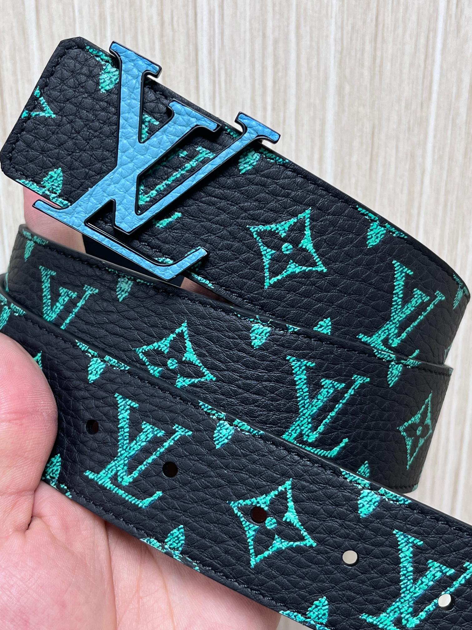 当季新款,正面:黑色底搭配荧光薄荷绿Monogram老花, 反面:纯黑色平滑牛皮,支持双面切换佩戴。荔 同色系蓝绿色LV 当季新款,正面:黑色底搭配荧光薄荷绿Monogram老花, 反面:纯黑色平滑牛皮,支持双面切换佩戴。荔 同色系蓝绿色LV