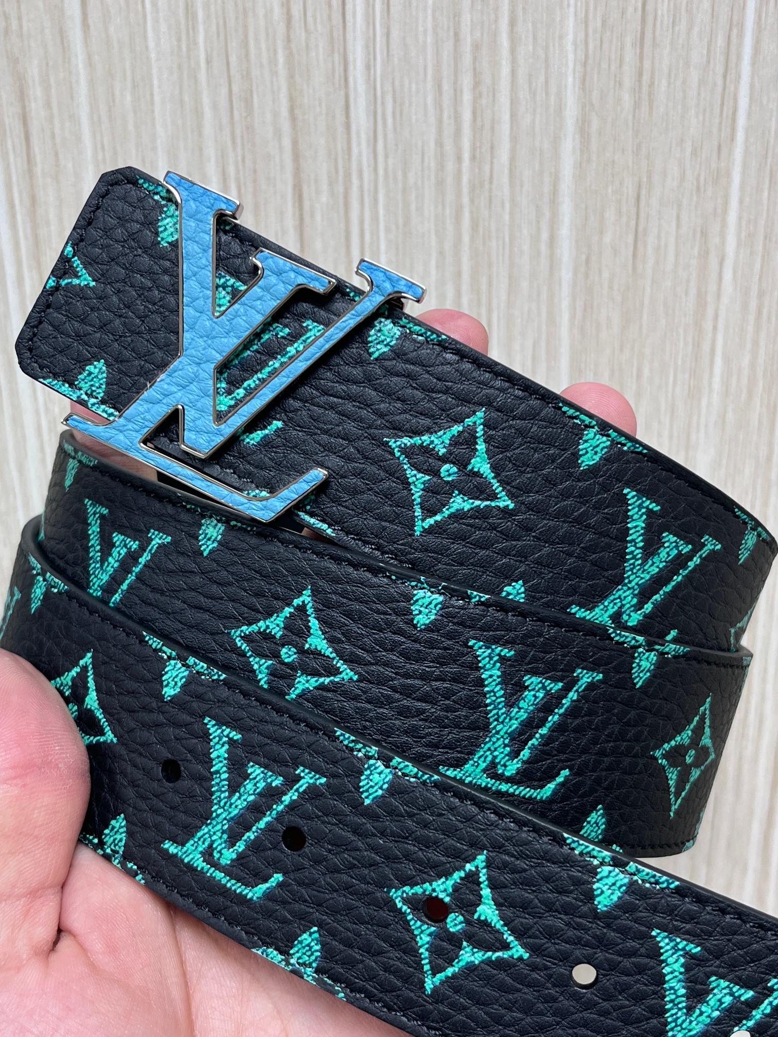 当季新款，正面：黑色底搭配荧光薄荷绿Monogram老花， 反面：纯黑色平滑牛皮，支持双面切换佩戴。荔 同色系蓝绿色LV