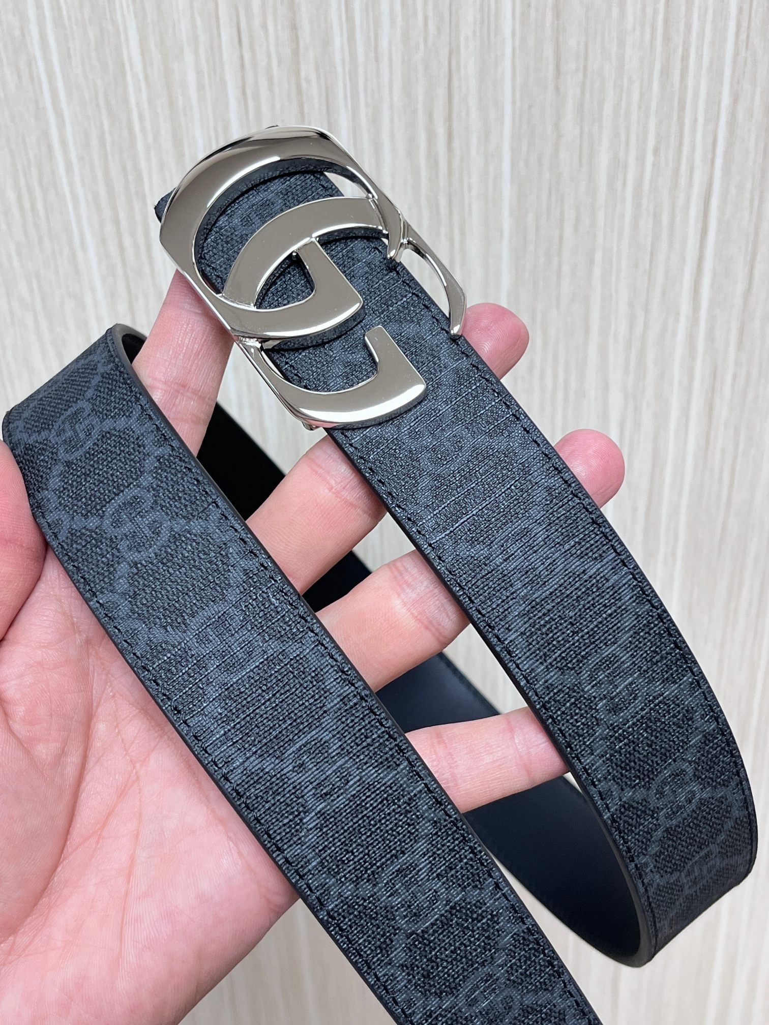 当季新款，黑防字帆布，进口硅 小牛皮，做过精细，，3.5黑放。