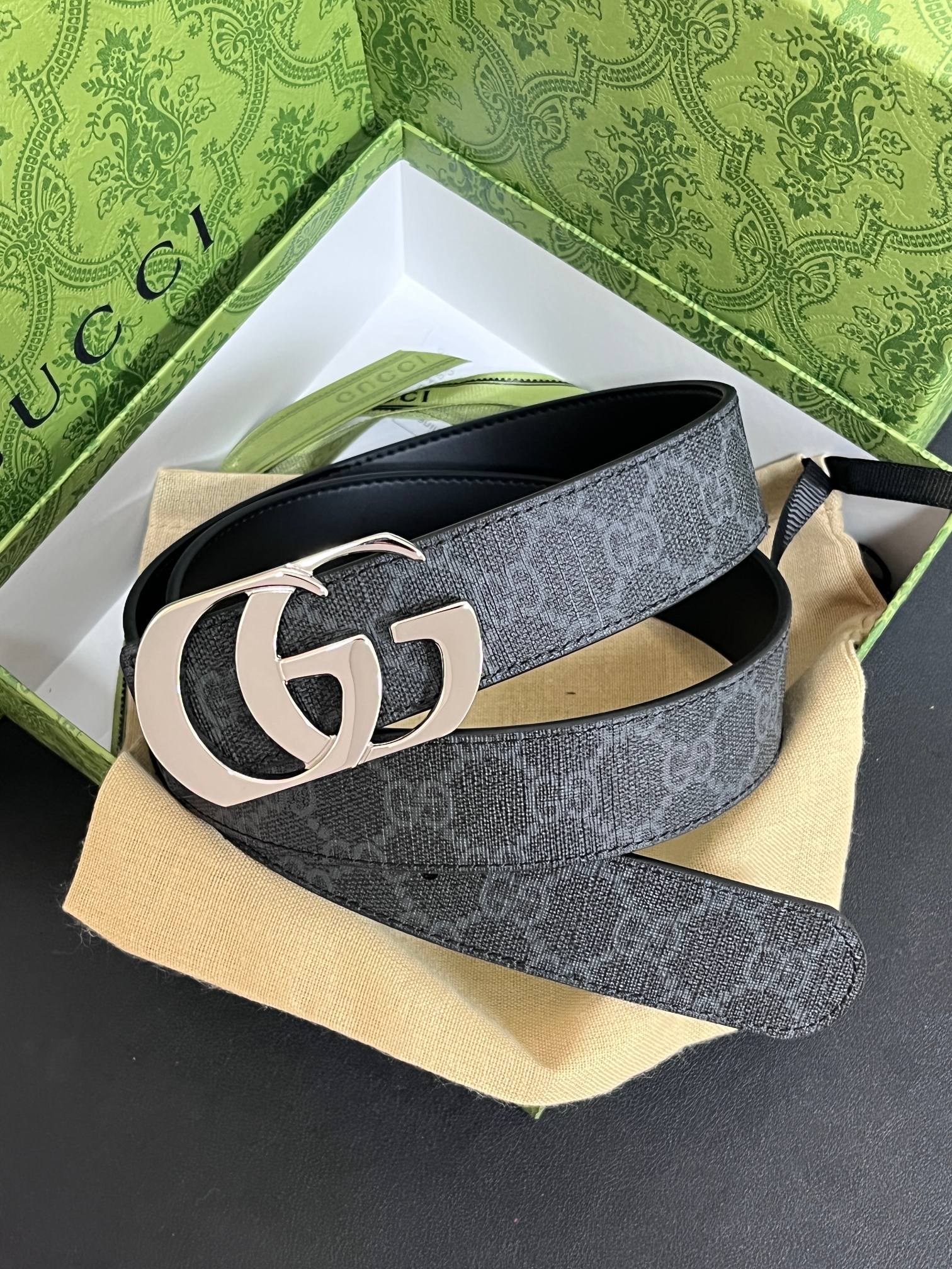 当季新款，黑防字帆布，进口硅 小牛皮，做过精细，，3.5黑放。