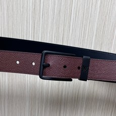 当季新款,本款 Pont Neuf 腰带甄选细腻十字纹皮革,莹泽金属搭扣搭配镌刻LV字母标识的束带圈,低调隽永,轻松适配 当季新款,本款 Pont Neuf 腰带甄选细腻十字纹皮革,莹泽金属搭扣搭配镌刻LV字母标识的束带圈,低调隽永,轻松适配