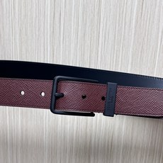 当季新款,本款 Pont Neuf 腰带甄选细腻十字纹皮革,莹泽金属搭扣搭配镌刻LV字母标识的束带圈,低调隽永,轻松适配 当季新款,本款 Pont Neuf 腰带甄选细腻十字纹皮革,莹泽金属搭扣搭配镌刻LV字母标识的束带圈,低调隽永,轻松适配