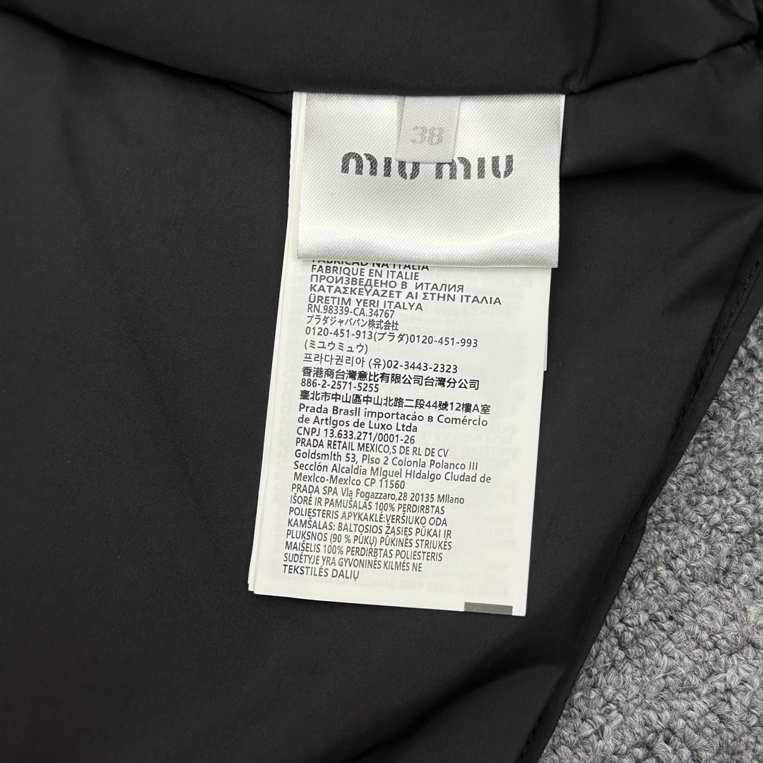 MIUMIU缪缪FW24翻领抽绳底边拉链长袖羽绒服黑色这款科技茧绸羽绒夹克配有同色系皮革衣领打造精致优雅