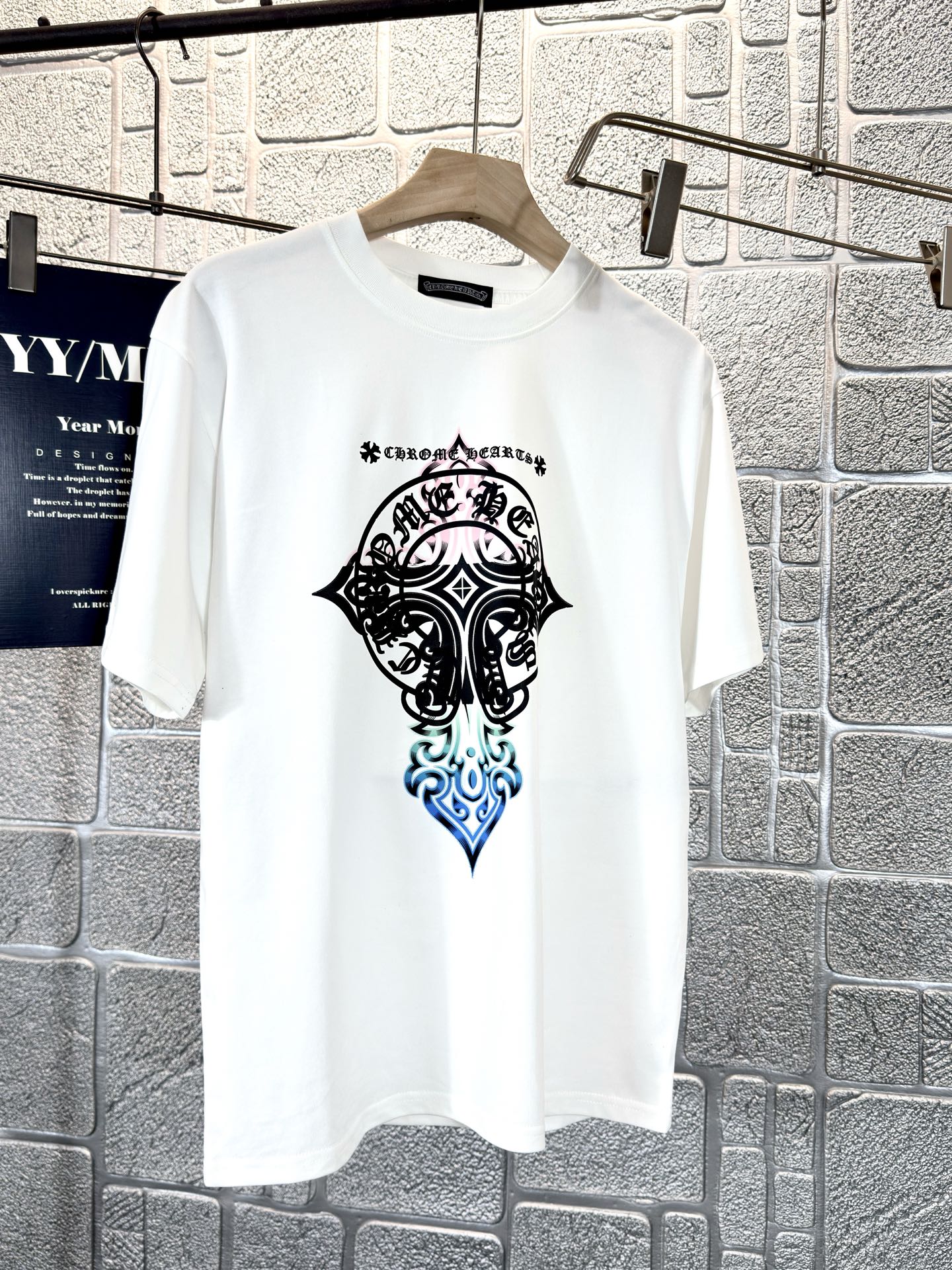 NO:457400,Croxin 2025 summer new short-sleeved T-shirt, personalized art series exclusively released on the entire network. The versatile details are perfectly processed and pure cotton fabric is very exquisite. Original fabric. The same high-quality and comfortable hand feels very fashionable and personalized. A super versatile and beautiful style for men and women. Color: black and white. Number of codes: S-2XL, chrome hearts, T-shirt, tees, t-shirt, alexander wang19860909克罗心 2025夏季新款短袖T恤,个性艺术系列全网独家首发 百搭款细节处理完美纯棉面料十分精致 原版面料 网红明星同款高版本 高品质手感非常舒服 时尚又个性 超级百搭好看的一款男女同款颜色:黑 白 码数:S-2XL,,chrome hearts,T-shirt,tees，t-shirt,alexander wang,Men's clothing