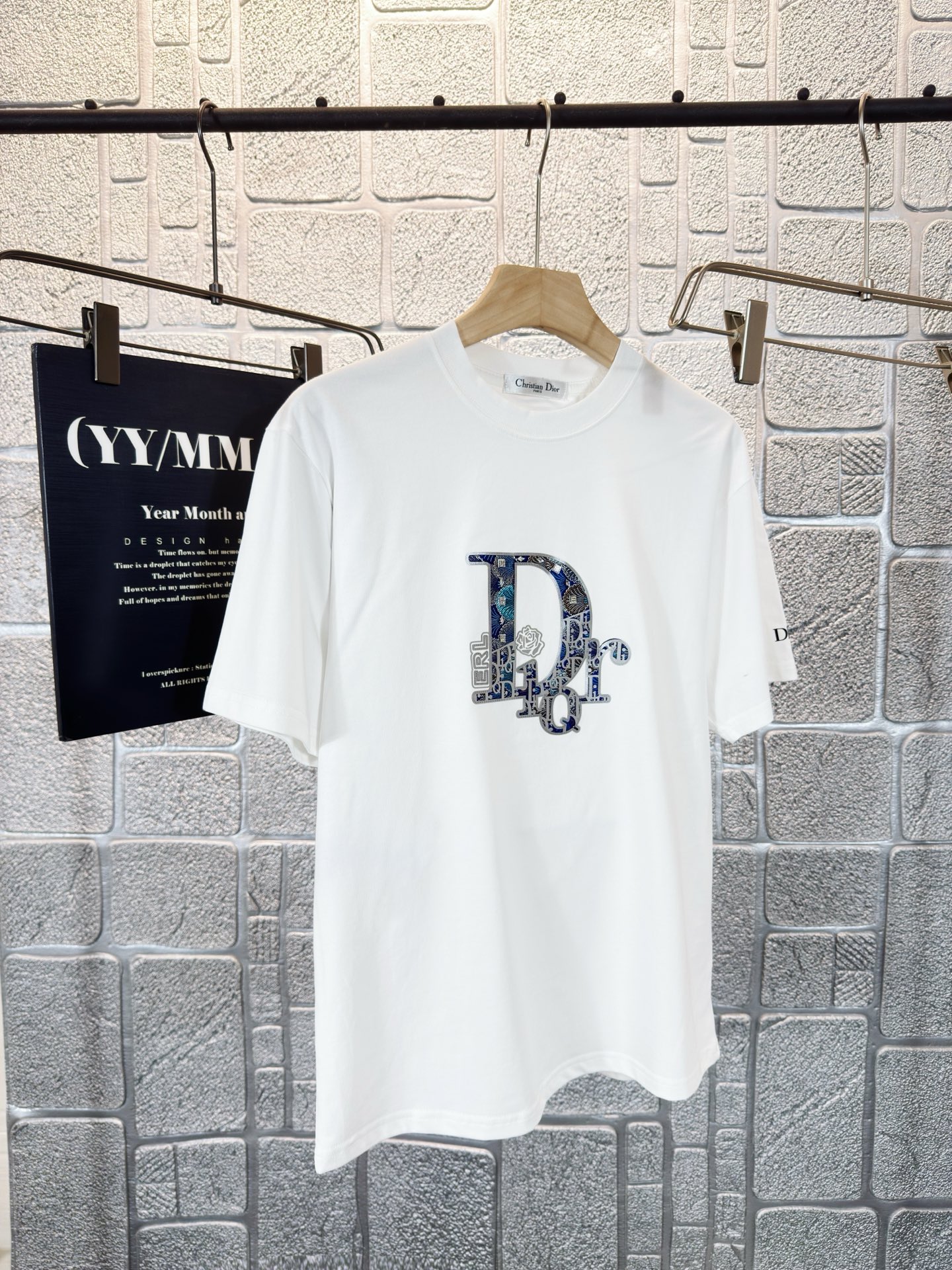 NO:457395,Dior CD 2025 summer new short-sleeved T-shirt, the personalized art series exclusively released on the entire network. The versatile details are perfectly processed and pure cotton fabric is very exquisite. Original fabric. The same high-quality and comfortable hand feels very fashionable and personalized. A super versatile and beautiful style for men and women. Color: black and white. Number of codes: S-2XL, dior, T-shirt,tees, t-shirt,alexander wang19860909迪奥 CD 2025夏季新款短袖T恤,个性艺术系列全网独家首发 百搭款细节处理完美纯棉面料十分精致 原版面料 网红明星同款高版本 高品质手感非常舒服 时尚又个性 超级百搭好看的一款男女同款颜色:黑 白 码数:S-2XL,,dior,T-shirt,tees，t-shirt,alexander wang,Men's clothing