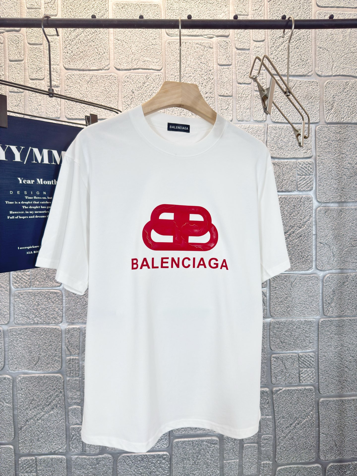 NO:457390,Paris Ba* 2025 summer new short-sleeved T-shirt, the personalized art series exclusively released on the entire network. The versatile details are perfectly processed and pure cotton fabric is very exquisite. Original fabric. The same high-quality and comfortable hand. The touch is very comfortable. Fashionable and personalized. A super versatile and beautiful style for men and women. Color: black and white. Number of codes: S-2XL, T-shirt,tees, t-shirt,alexander wang19860909巴黎 Ba* 2025夏季新款短袖T恤,个性艺术系列全网独家首发 百搭款细节处理完美纯棉面料十分精致 原版面料 网红明星同款高版本 高品质手感非常舒服 时尚又个性 超级百搭好看的一款男女同款颜色:黑 白 码数:S-2XL,,T-shirt,tees，t-shirt,alexander wang,Men's clothing