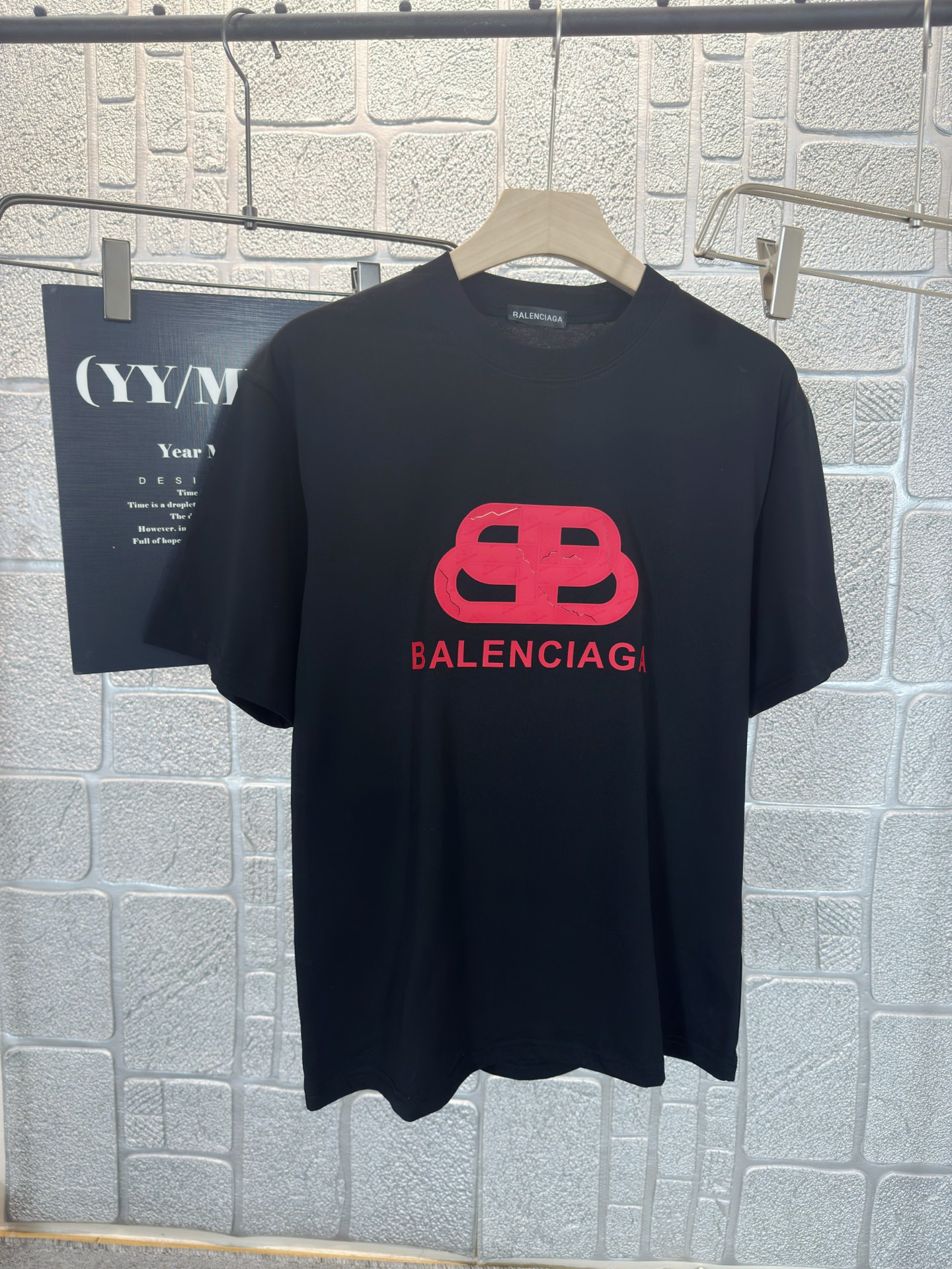 NO:457385,Paris Ba*2025 summer new short-sleeved T-shirt, the personalized art series exclusively released on the entire network. The versatile details are perfectly processed and pure cotton fabric is very exquisite. Original fabric. The same high-quality and comfortable hand feels very fashionable and personalized. A super versatile and beautiful style for men and women. Color: black and white. Number of codes: S-2XL, T-shirt,tees, t-shirt,alexander wang19860909巴黎Ba*2025夏季新款短袖T恤,个性艺术系列全网独家首发 百搭款细节处理完美纯棉面料十分精致 原版面料 网红明星同款高版本 高品质手感非常舒服 时尚又个性 超级百搭好看的一款男女同款颜色:黑 白 码数:S-2XL,,T-shirt,tees，t-shirt,alexander wang,Men's clothing