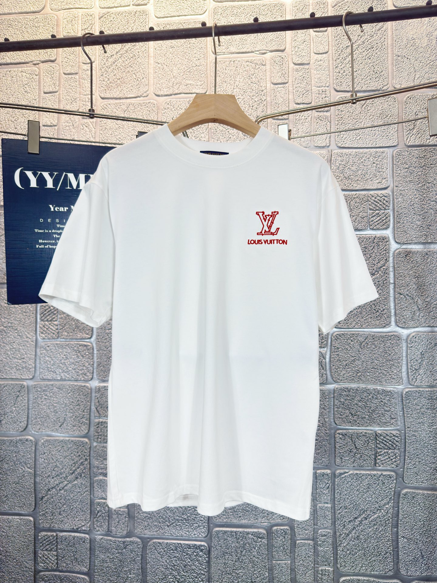 NO:457429,LV Louis Vuitton 2025 summer new short-sleeved T-shirt, personalized art series exclusively released on the entire network. The versatile details are perfectly processed and pure cotton fabric is very exquisite. Original fabric. The same high-quality and comfortable hand feels very fashionable and personalized. A super versatile and beautiful style for men and women. Color: black and white. Number of codes: S-2XL,,louis vuitton,louis vuitton,T-shirt,tees,t-shirt,alexander wang19860909LV路易威登 2025夏季新款短袖T恤,个性艺术系列全网独家首发 百搭款细节处理完美纯棉面料十分精致 原版面料 网红明星同款高版本 高品质手感非常舒服 时尚又个性 超级百搭好看的一款男女同款颜色:黑 白 码数:S-2XL,,louis vuitton,louis vuitton,T-shirt,tees，t-shirt,alexander wang,Men's clothing