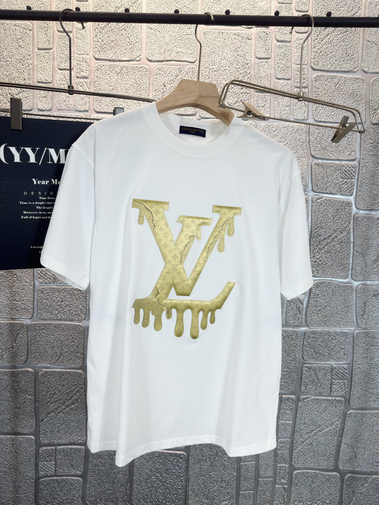 NO:457412,LV Louis Vuitton 2025 summer new short-sleeved T-shirt, personalized art series exclusively released on the entire network. The versatile details are perfectly processed and pure cotton fabric is very exquisite. Original fabric. The same high-quality and comfortable hand feels very fashionable and personalized. A super versatile and beautiful style for men and women. Color: black and white. Number of codes: S-2XL,,louis vuitton,louis vuitton,T-shirt,tees,t-shirt,alexander wang19860909LV路易威登 2025夏季新款短袖T恤,个性艺术系列全网独家首发 百搭款细节处理完美纯棉面料十分精致 原版面料 网红明星同款高版本 高品质手感非常舒服 时尚又个性 超级百搭好看的一款男女同款颜色:黑 白 码数:S-2XL,,louis vuitton,louis vuitton,T-shirt,tees，t-shirt,alexander wang,Men's clothing