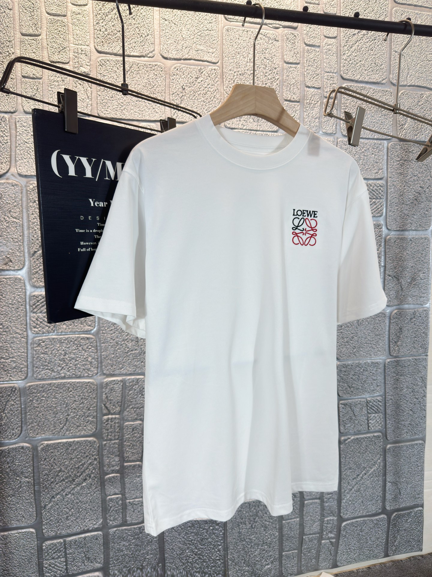 NO:457423,Luo Yiwei LOEWE 2025 summer new short-sleeved T-shirt, the personalized art series exclusively released on the entire network. The versatile details are perfectly processed and pure cotton fabric is very exquisite. Original fabric. The same high-quality and comfortable hand feels very fashionable and personalized. A super versatile and beautiful style for men and women. Color: black and white. Number of codes: S-2XL,,loewe,loewe,T-shirt,tees,t-shirt,alexander wang19860909罗意威 LOEWE 2025夏季新款短袖T恤,个性艺术系列全网独家首发 百搭款细节处理完美纯棉面料十分精致 原版面料 网红明星同款高版本 高品质手感非常舒服 时尚又个性 超级百搭好看的一款男女同款颜色:黑 白 码数:S-2XL,,loewe,loewe,T-shirt,tees，t-shirt,alexander wang,Men's clothing