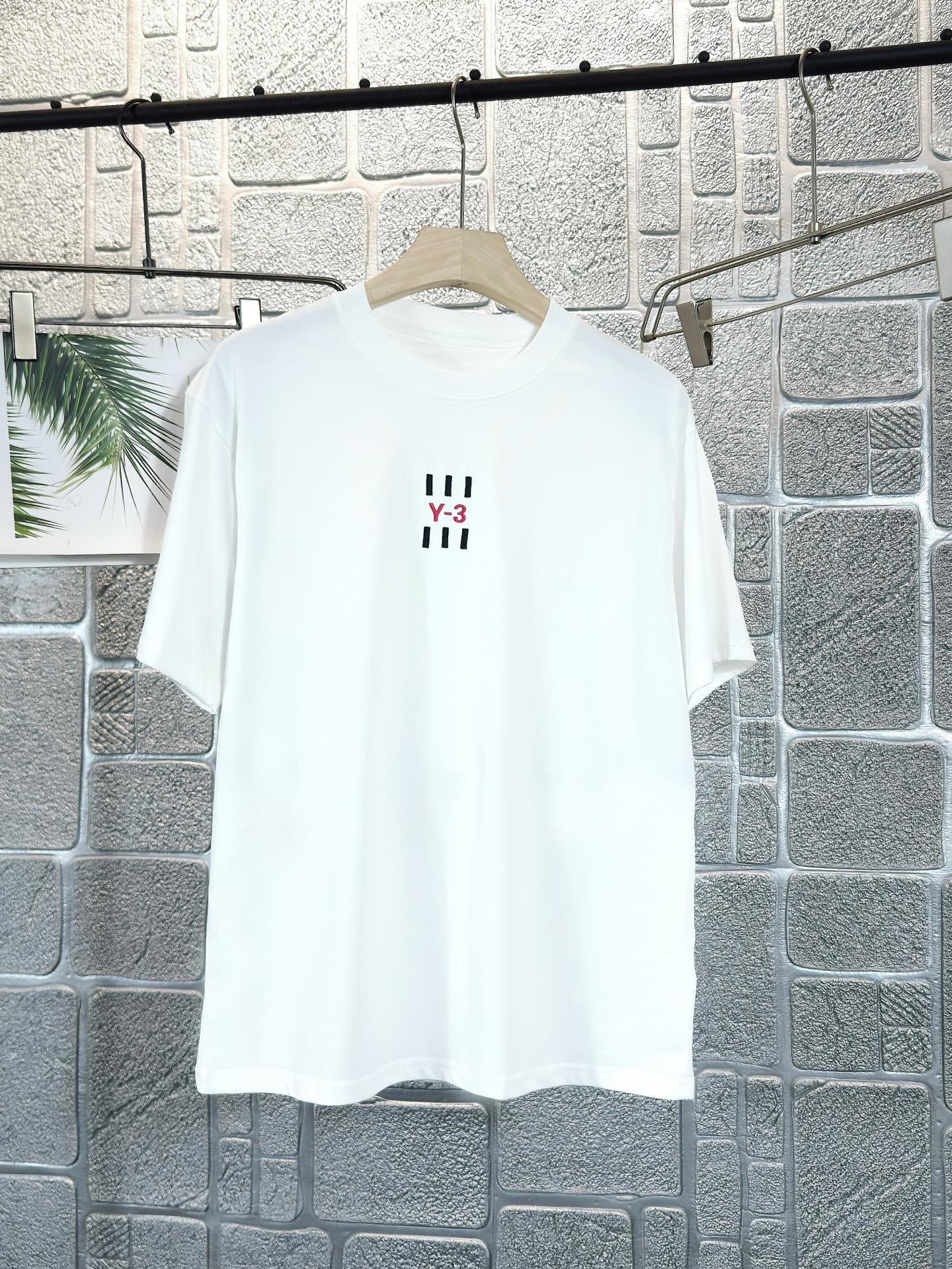 NO:457418,Y3 2025 summer new short-sleeved T-shirt, the personalized art series exclusively released on the entire network. The versatile details are perfectly processed and pure cotton fabric is very exquisite. Original fabric. The same high-end version of the internet celebrity celebrity. The high-quality feel is very comfortable. Fashionable and personalized. A super versatile and beautiful style for men and women. Color: black and white. Number of codes: S-2XL, T-shirt,tees, t-shirt,alexander wang19860909Y3 2025夏季新款短袖T恤,个性艺术系列全网独家首发 百搭款细节处理完美纯棉面料十分精致 原版面料 网红明星同款高版本 高品质手感非常舒服 时尚又个性 超级百搭好看的一款男女同款颜色:黑 白 码数:S-2XL,,T-shirt,tees，t-shirt,alexander wang,Men's clothing