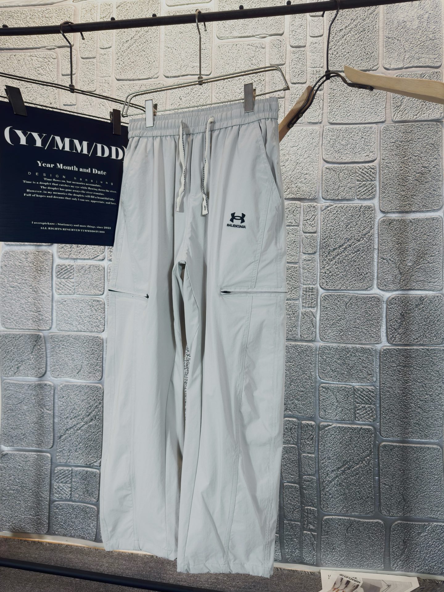 NO:454963,Balenciaga Ba* Spring and Summer 25ss casual pants gold dial has appeared again, the original customized high-quality fashionable casual pants. Super versatile style. Exclusive customized fabric, quite wide and stylish, close and comfortable. The latest hardware and accessories of the original custom counter. Super beautiful style, long legs on the upper body, impeccable inner and lined. You can attend any occasion. Once again, it is emphasized that the fabric is very, very classy! Code number M-3XL, balenciaga, alexander wang19860909巴黎世家 Ba* 春夏25ss休闲裤金典再次出现,原单订制高品质时尚休闲裤.超级百搭款.独家定制面料,挺阔有型,贴身舒适.原版定制专柜最新五金辅料.超靓版型、上身显腿修长,內里,走线都无可挑剔,任何场合都可出席,再次强调面料非常非常显档次！码数 M-3XL,,balenciaga,alexander wang,Men's clothing