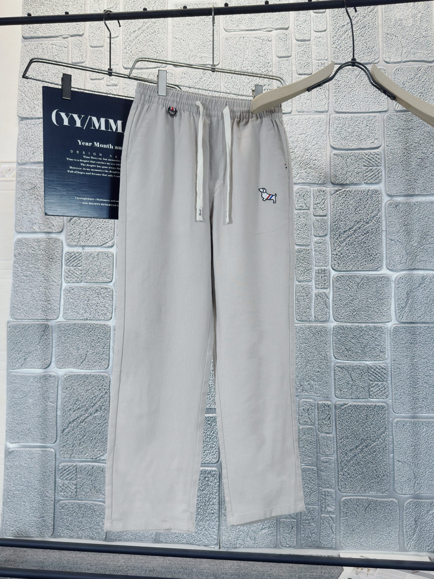 NO:487363,TB Spring and Summer 25ss casual pants gold dial appears again, the original customized high-quality fashionable casual pants. Super versatile style. Exclusive custom fabric, quite wide and stylish, close and comfortable. The latest hardware and accessories of the original custom counter. Super beautiful style, long legs on the upper body, impeccable inner and lined. You can attend any occasion. Once again, the fabric is very, very classy! Color: Three-color Code number M-3XL, alexander wang19860909TB 春夏25ss休闲裤金典再次出现,原单订制高品质时尚休闲裤.超级百搭款.独家定制面料,挺阔有型,贴身舒适.原版定制专柜最新五金辅料.超靓版型、上身显腿修长,內里,走线都无可挑剔,任何场合都可出席,再次强调面料非常非常显档次！颜色:三色 码数 M-3XL,,alexander wang,Men's clothing