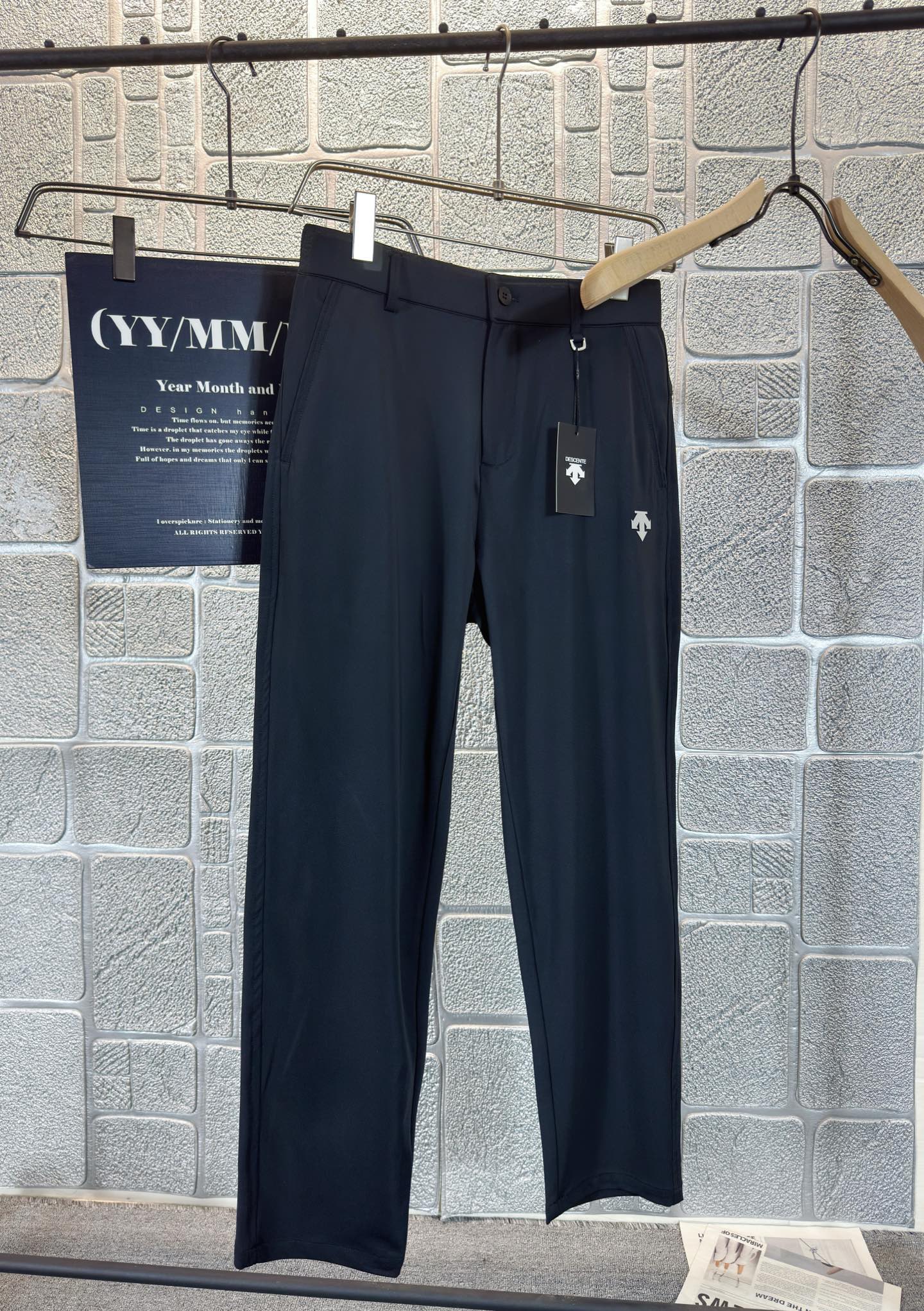 NO:454950,The Golden Dian DiSant Spring and Summer 25ss casual pants in the Golden Dian are reappearing, the original customized high-quality fashionable casual pants are super versatile. Exclusive custom fabric, quite wide and stylish, close and comfortable. The latest hardware and accessories of the original custom counter. Super beautiful style, the upper body makes the legs look slender, the inner and the wiring are impeccable. You can attend any occasion. Once again, it is emphasized that the fabric is very, very classy! Color: Two-color Number of codes: 30-36, alexander wang19860909迪桑特春夏25ss休闲裤金典再次出现,原单订制高品质时尚休闲裤.超级百搭款.独家定制面料,挺阔有型,贴身舒适.原版定制专柜最新五金辅料.超靓版型、上身显腿修长,內里,走线都无可挑剔,任何场合都可出席,再次强调面料非常非常显档次！颜色:二色 码数:30-36,,alexander wang,Men's clothing