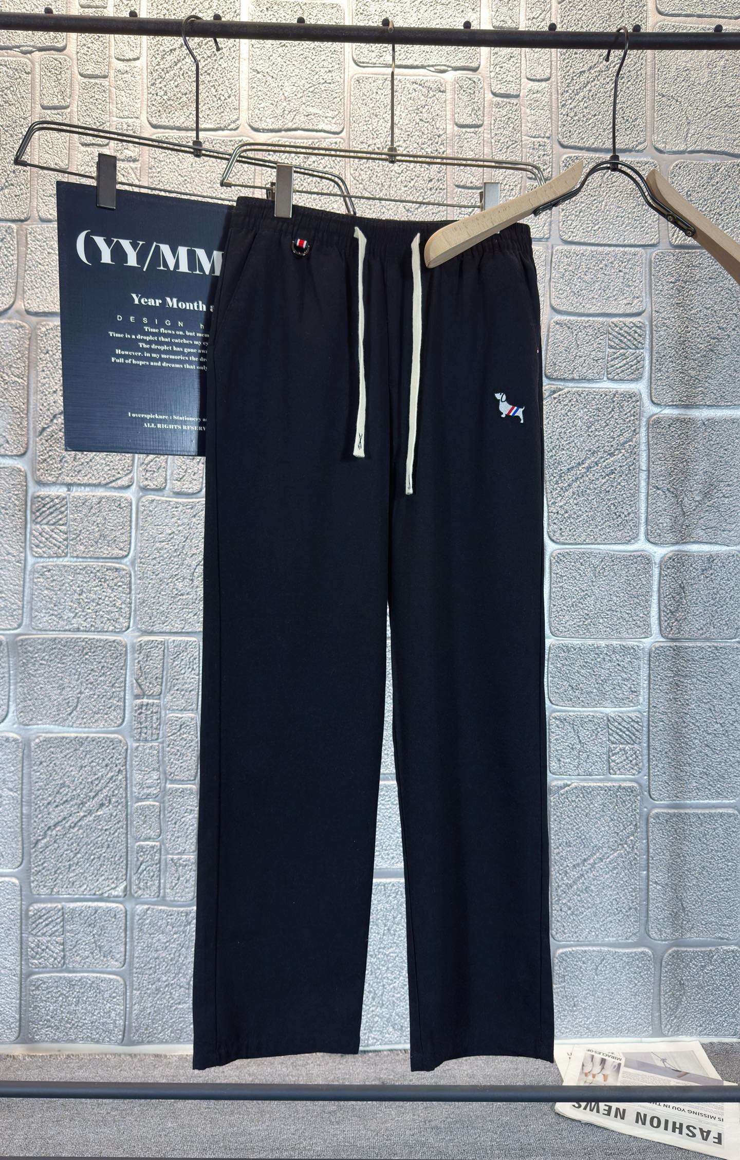 NO:454959,TB Spring and Summer 25ss casual pants gold dial appears again, the original customized high-quality fashionable casual pants. Super versatile style. Exclusive customized fabric, quite wide and stylish, close and comfortable. The latest hardware and accessories of the original customized counter. Super beautiful style, long legs on the upper body, impeccable inner and line-ups, can be attended at any occasion, and once again emphasize that the fabric is very, very classy! Color: Three-color Code number M-3XL, alexander wang19860909TB 春夏25ss休闲裤金典再次出现,原单订制高品质时尚休闲裤.超级百搭款.独家定制面料,挺阔有型,贴身舒适.原版定制专柜最新五金辅料.超靓版型、上身显腿修长,內里,走线都无可挑剔,任何场合都可出席,再次强调面料非常非常显档次！颜色:三色 码数 M-3XL,,alexander wang,Men's clothing